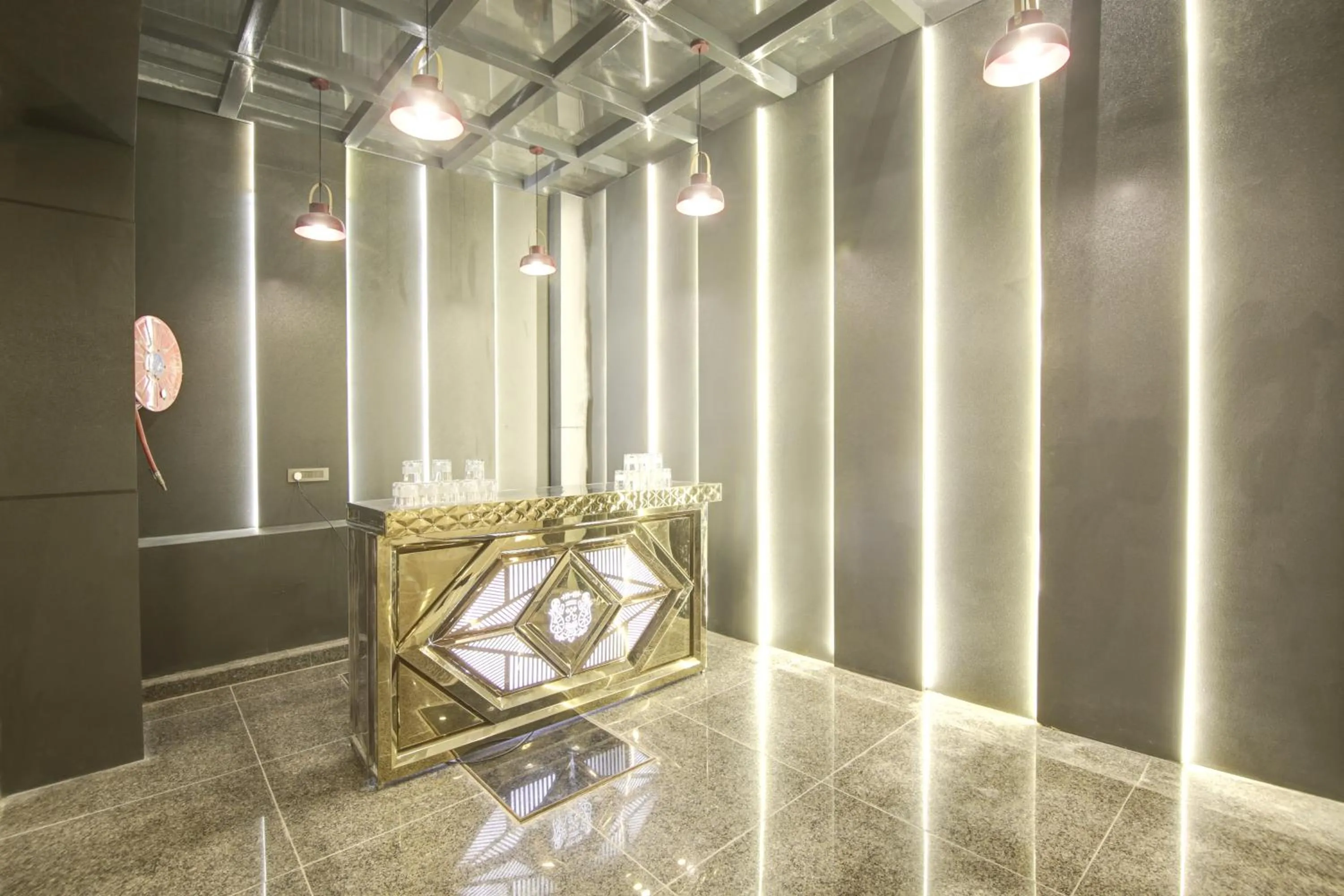 Lounge or bar in Saltstayz Premier - Near Golf Course Road & Sector 57