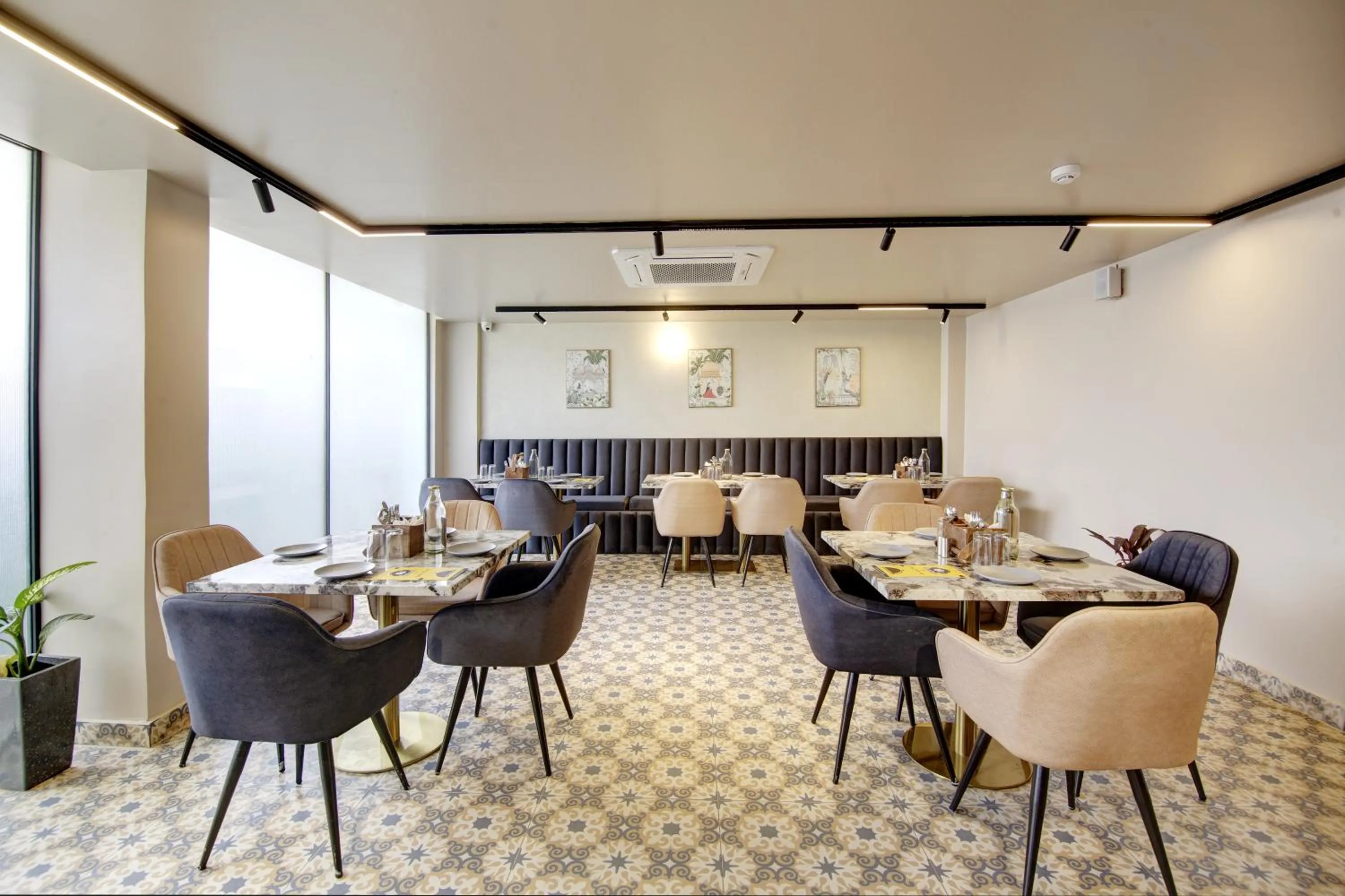 Restaurant/places to eat in Saltstayz Premier - Near Golf Course Road & Sector 57