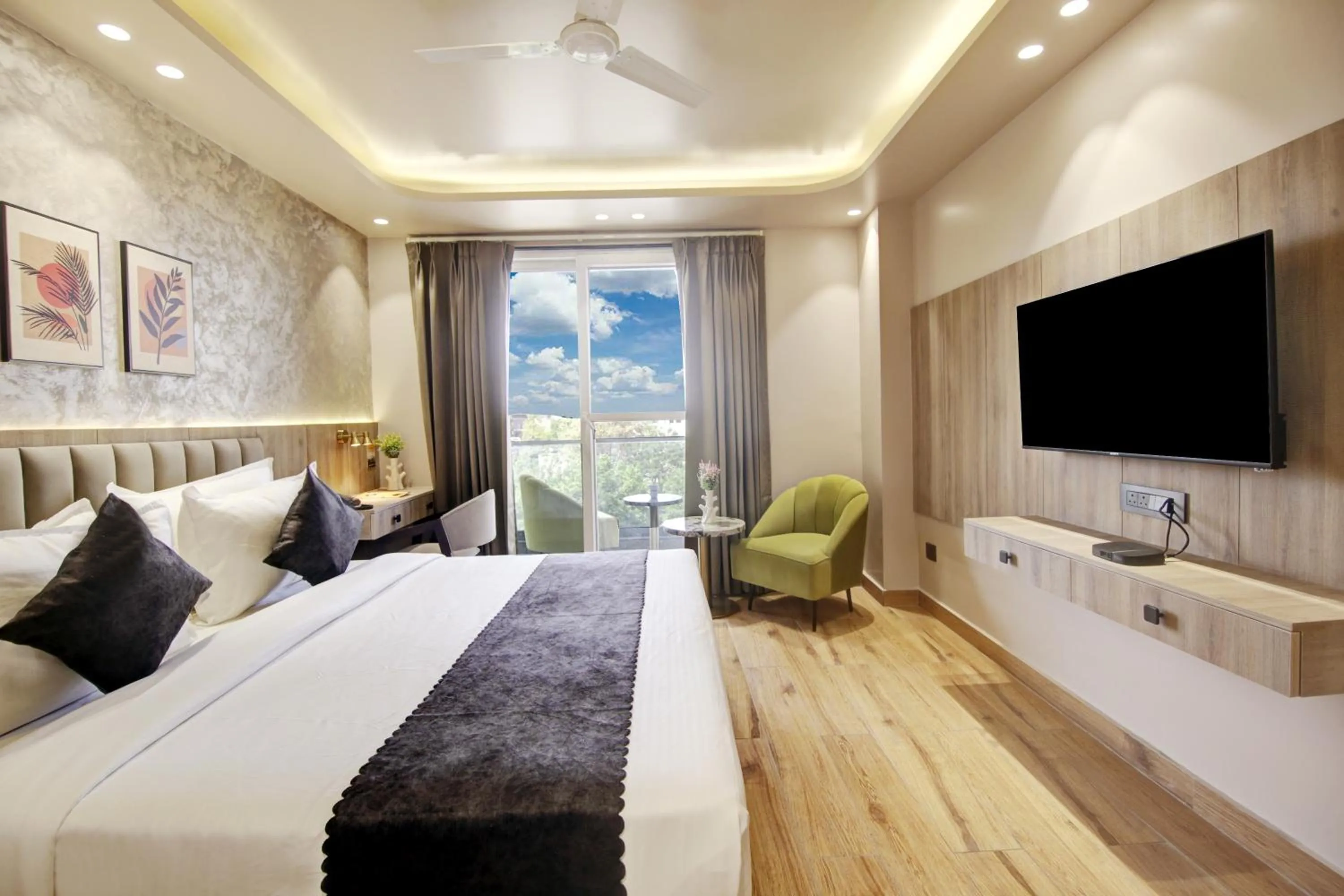 Communal lounge/ TV room, Bed in Saltstayz Premier - Near Golf Course Road & Sector 57