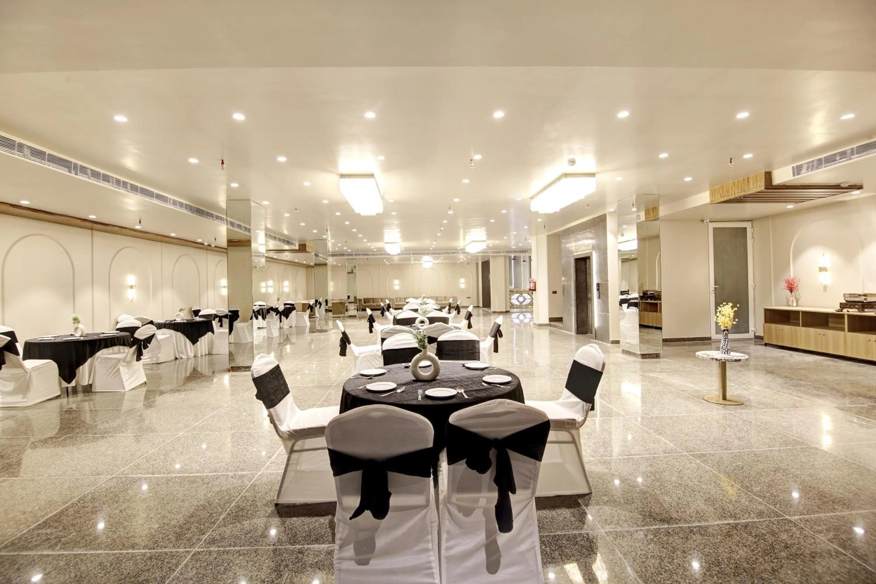 Banquet/Function facilities in Saltstayz Premier - Near Golf Course Road & Sector 57