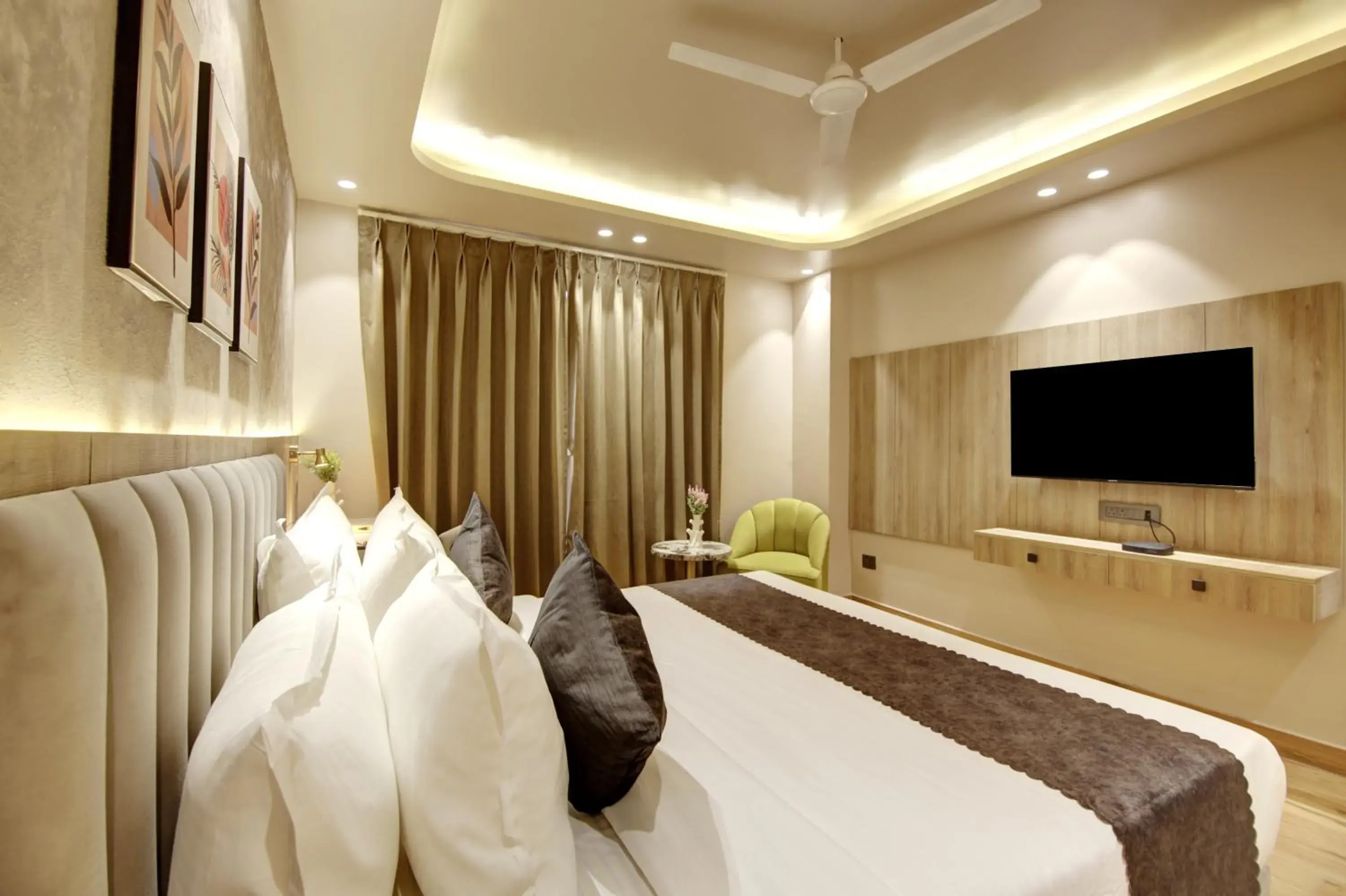 Communal lounge/ TV room, Bed in Saltstayz Premier - Near Golf Course Road & Sector 57 Communal lounge/ TV room, Bed in Saltstayz Premier - Near Golf Course Road & Sector 57