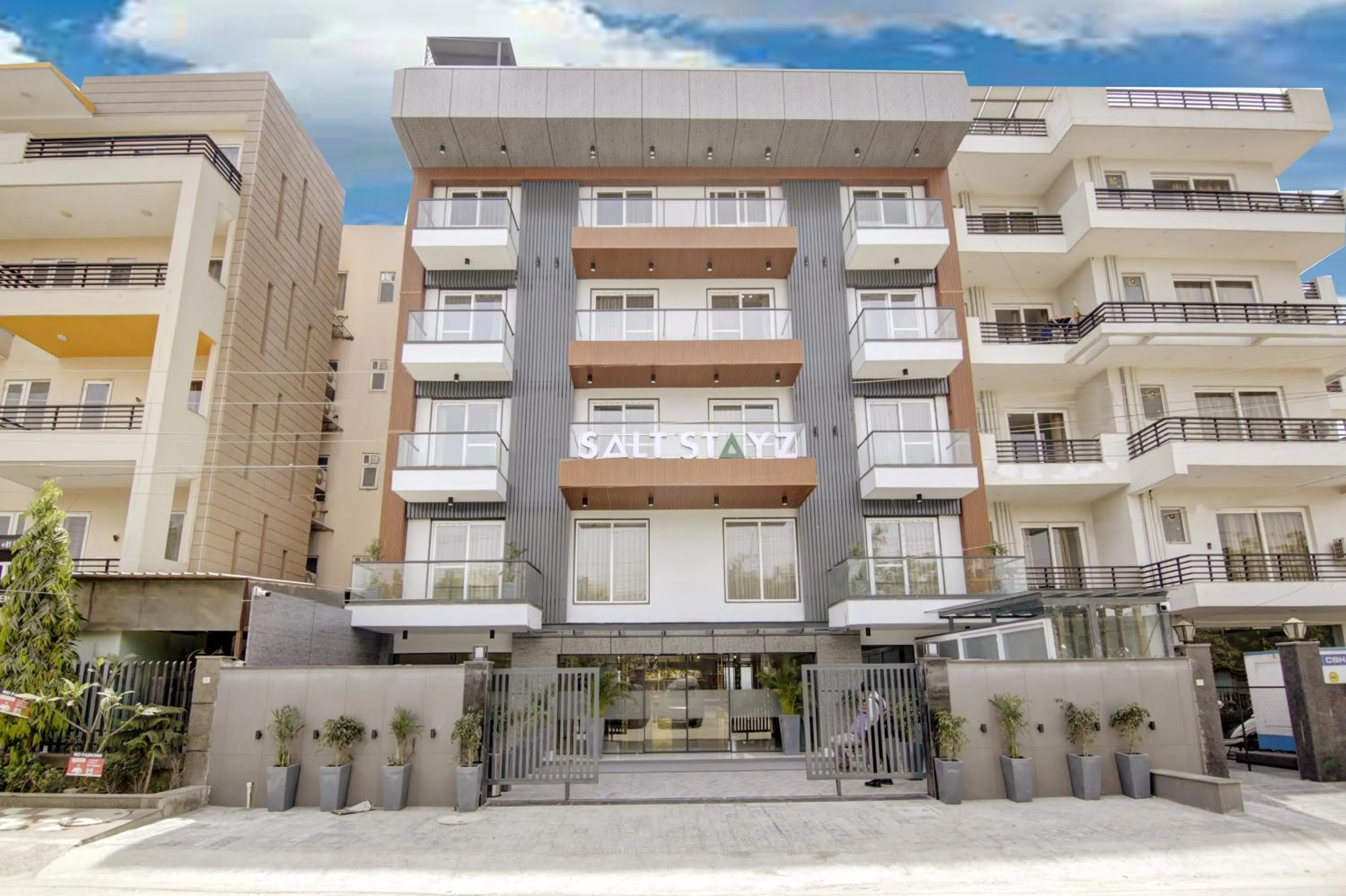 Saltstayz Premier - Near Golf Course Road & Sector 57