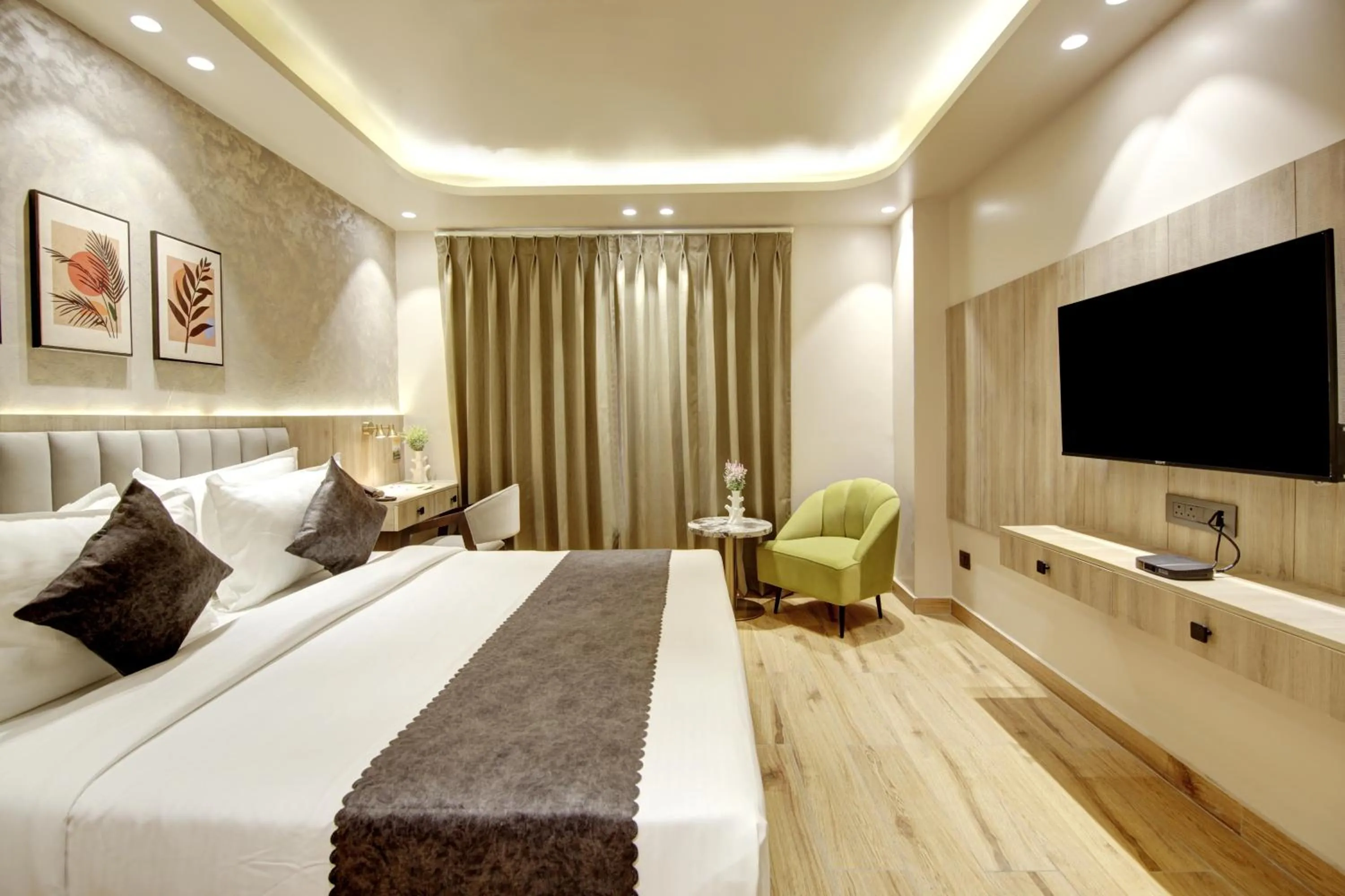 Communal lounge/ TV room, Bed in Saltstayz Premier - Near Golf Course Road & Sector 57