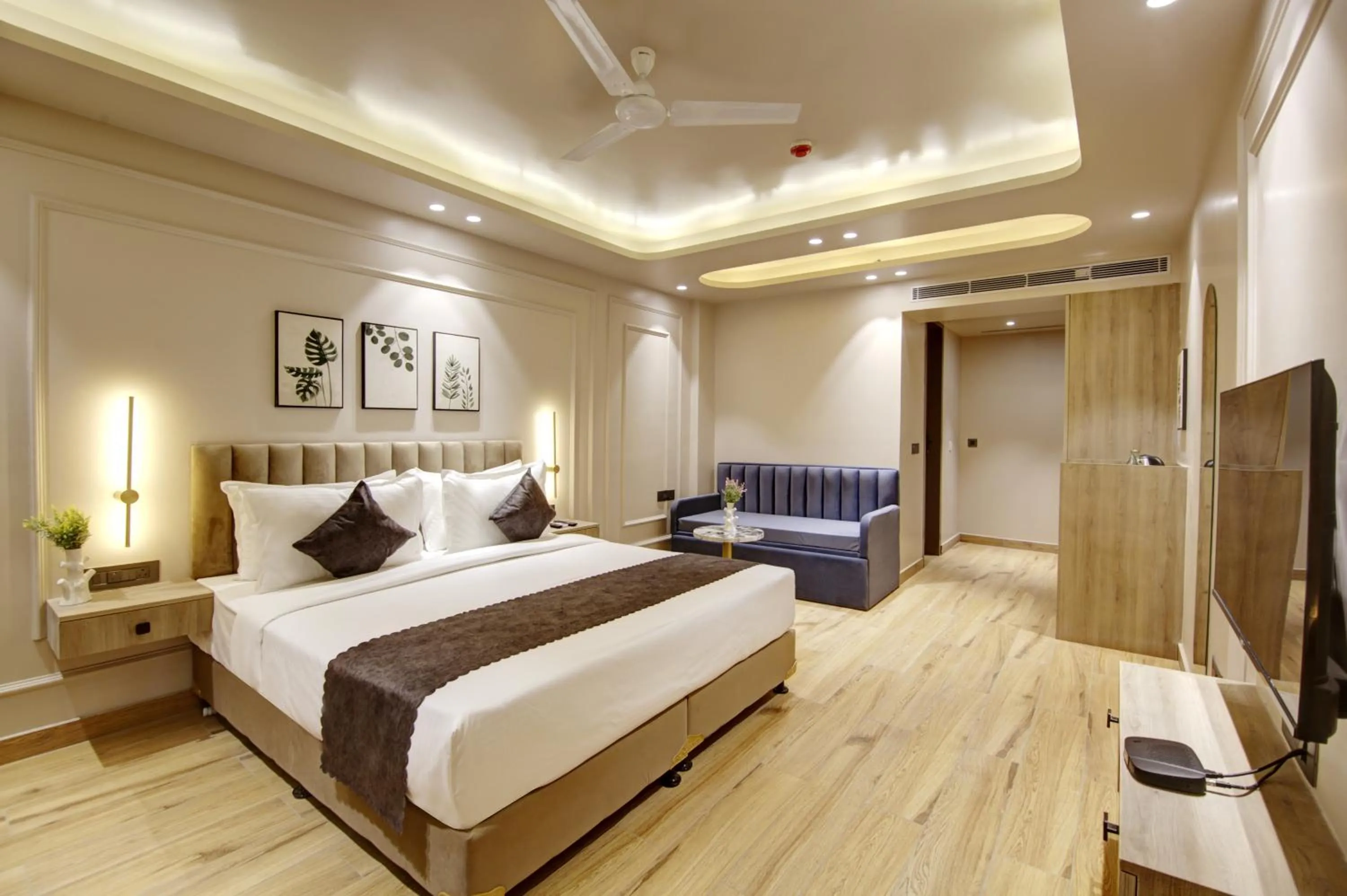 Communal lounge/ TV room, Bed in Saltstayz Premier - Near Golf Course Road & Sector 57