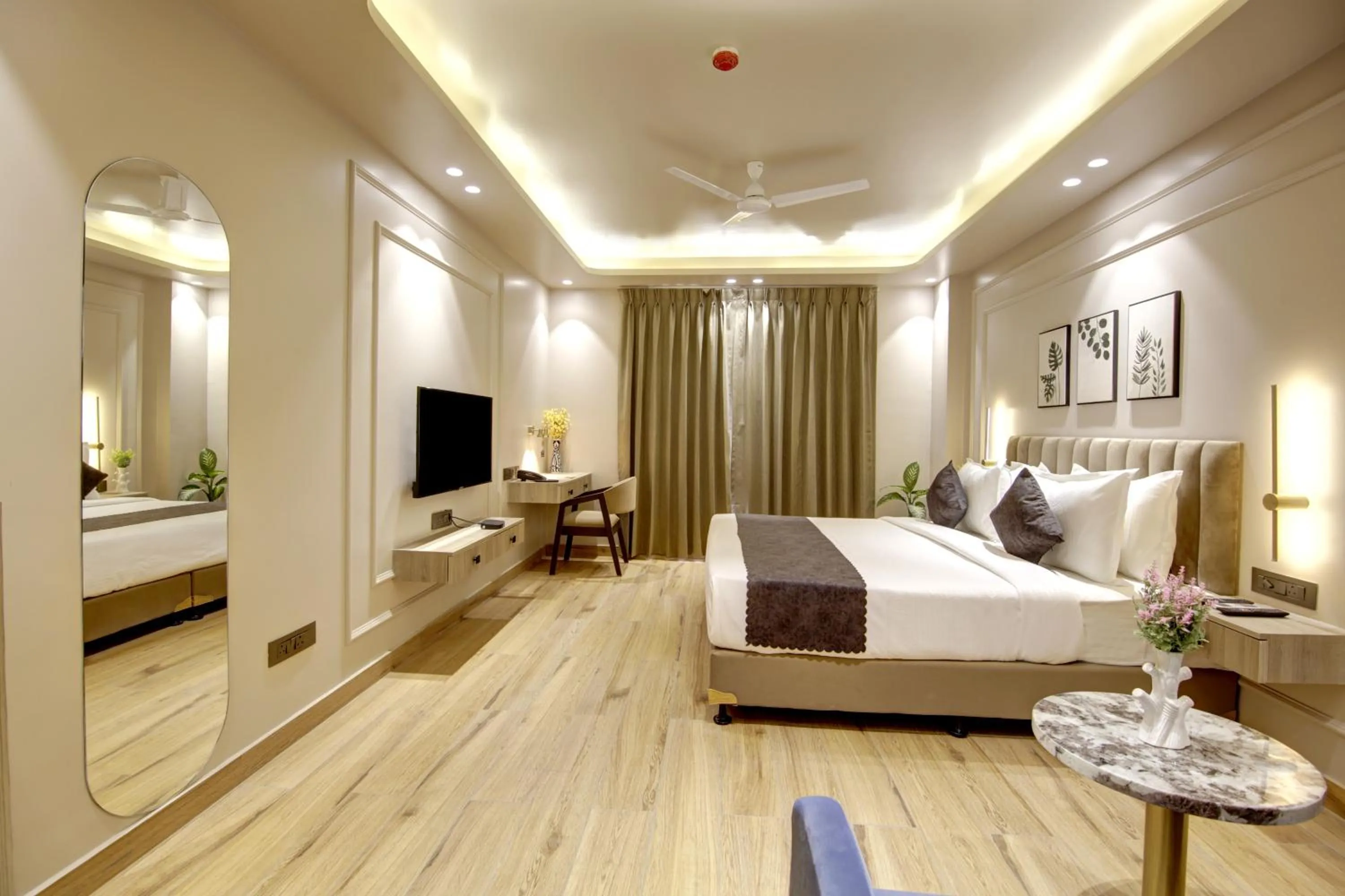 Communal lounge/ TV room, Bed in Saltstayz Premier - Near Golf Course Road & Sector 57