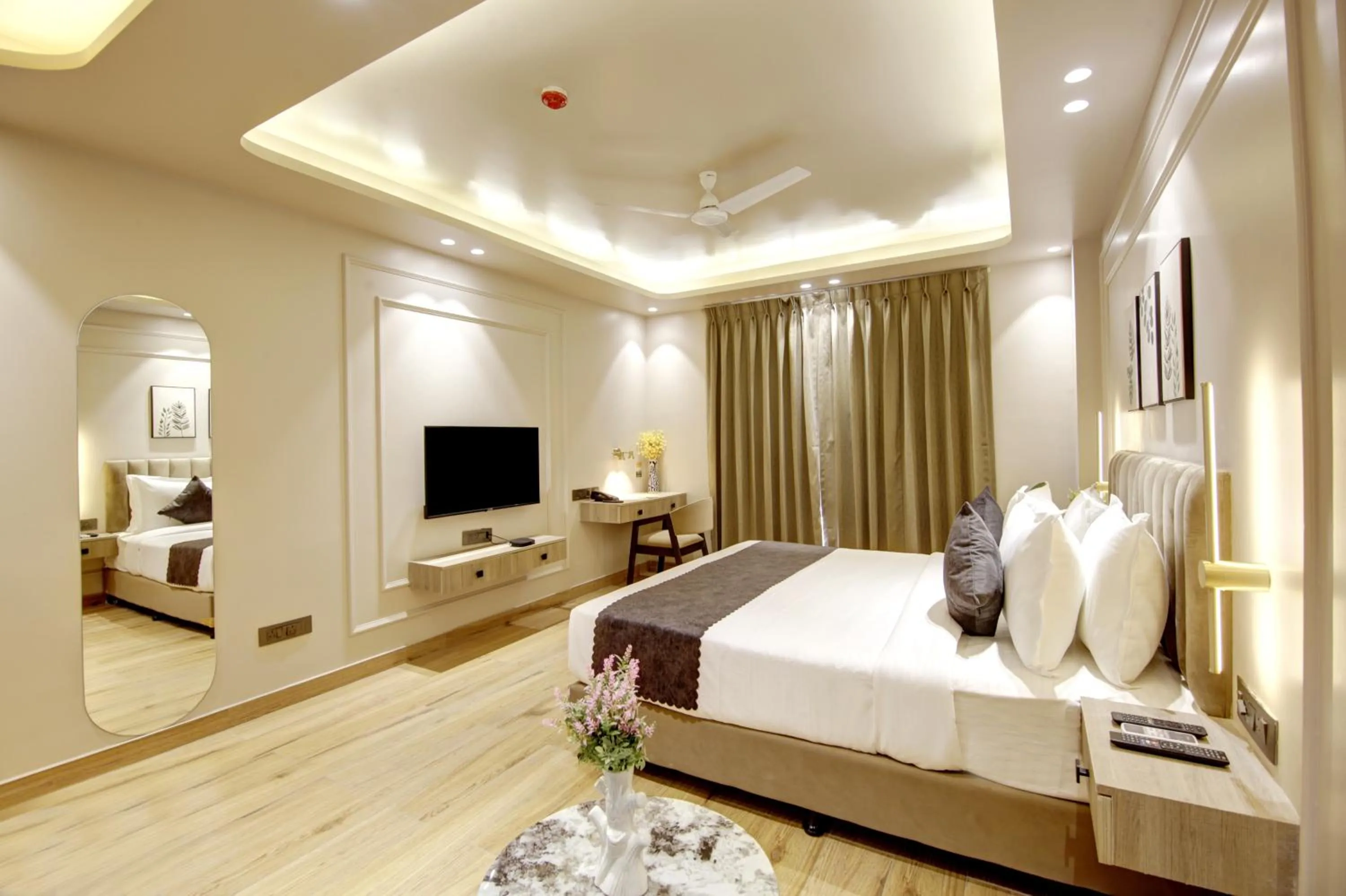 Communal lounge/ TV room, Bed in Saltstayz Premier - Near Golf Course Road & Sector 57