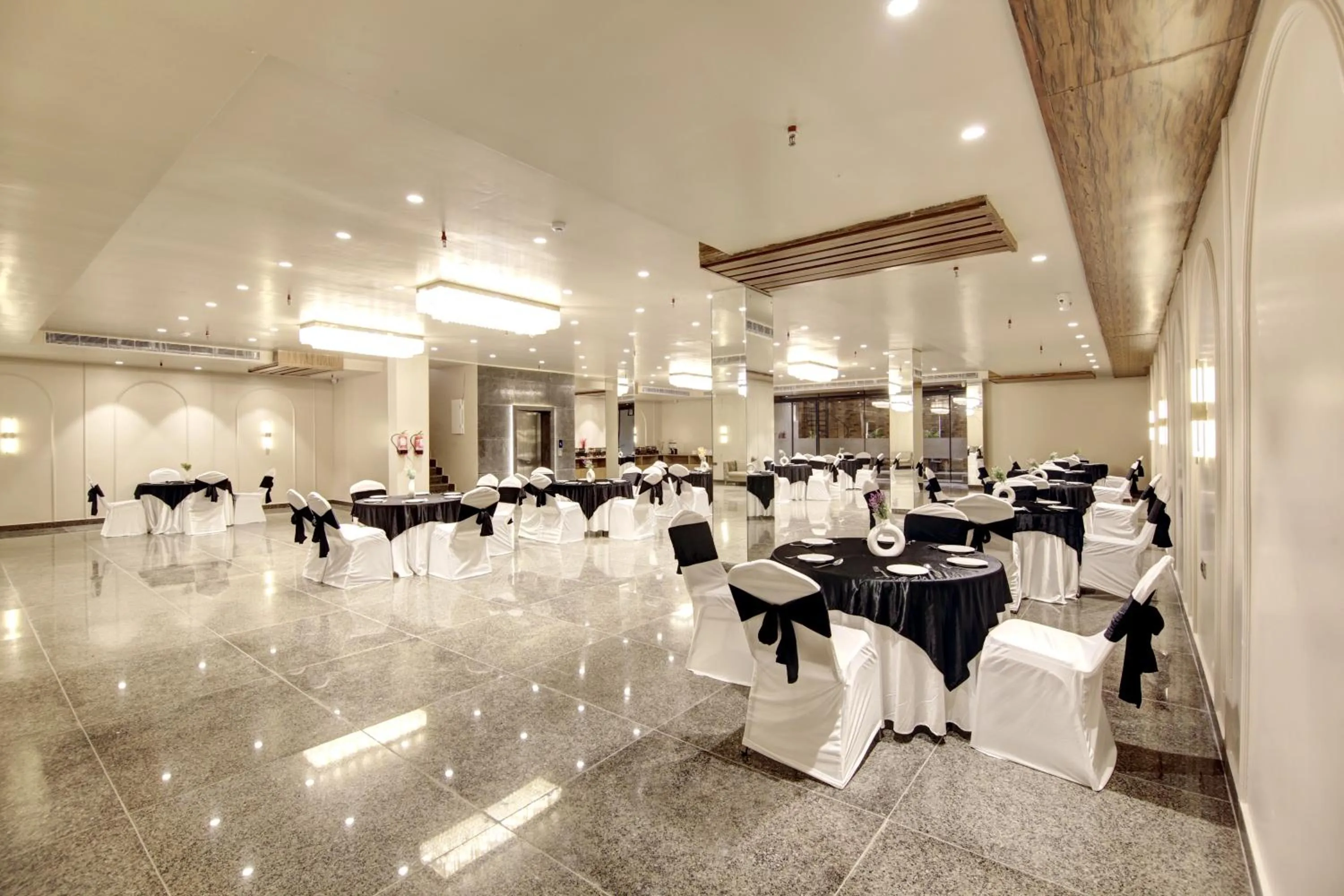 Banquet/Function facilities in Saltstayz Premier - Near Golf Course Road & Sector 57