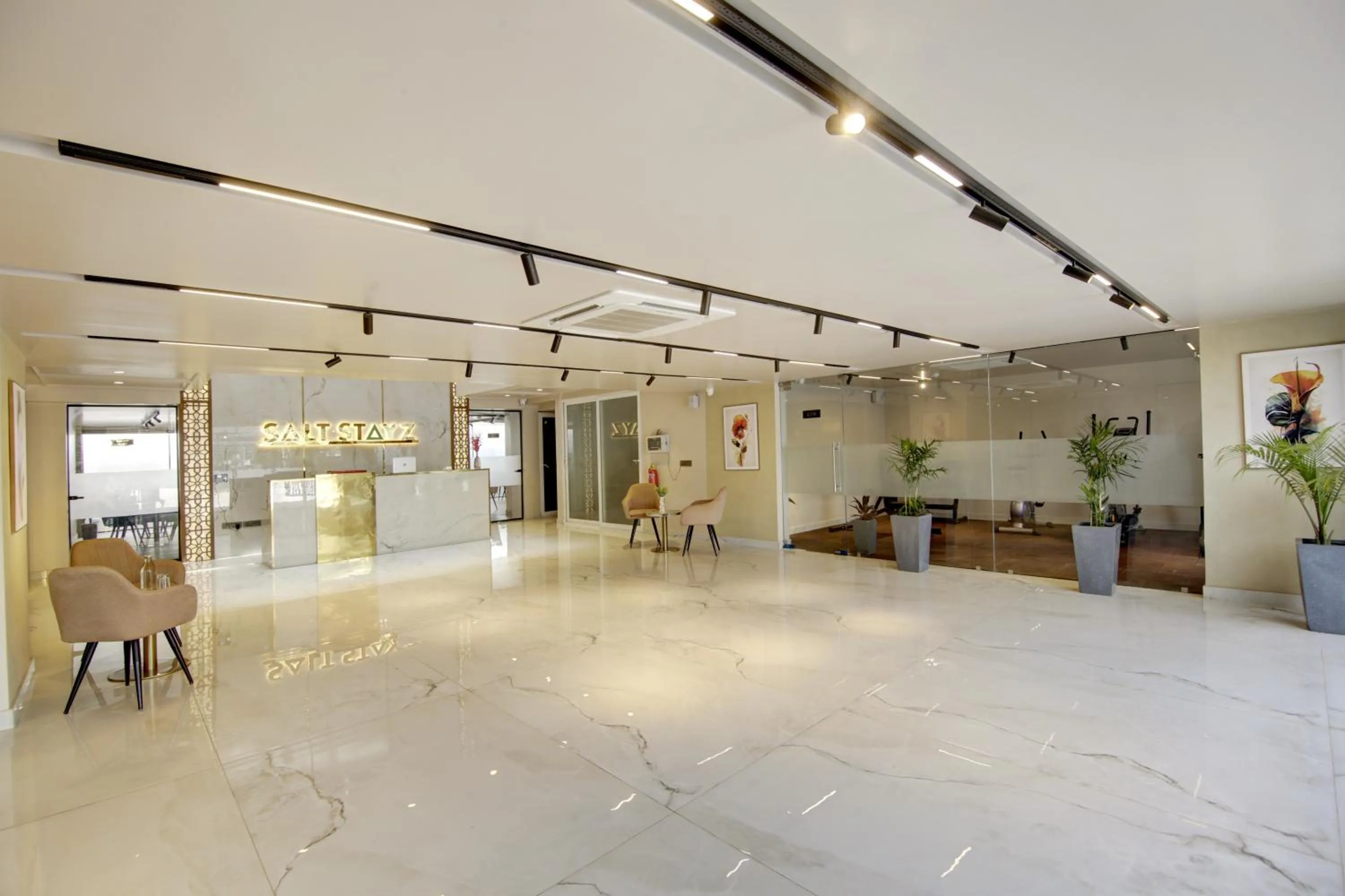 Lobby or reception in Saltstayz Premier - Near Golf Course Road & Sector 57