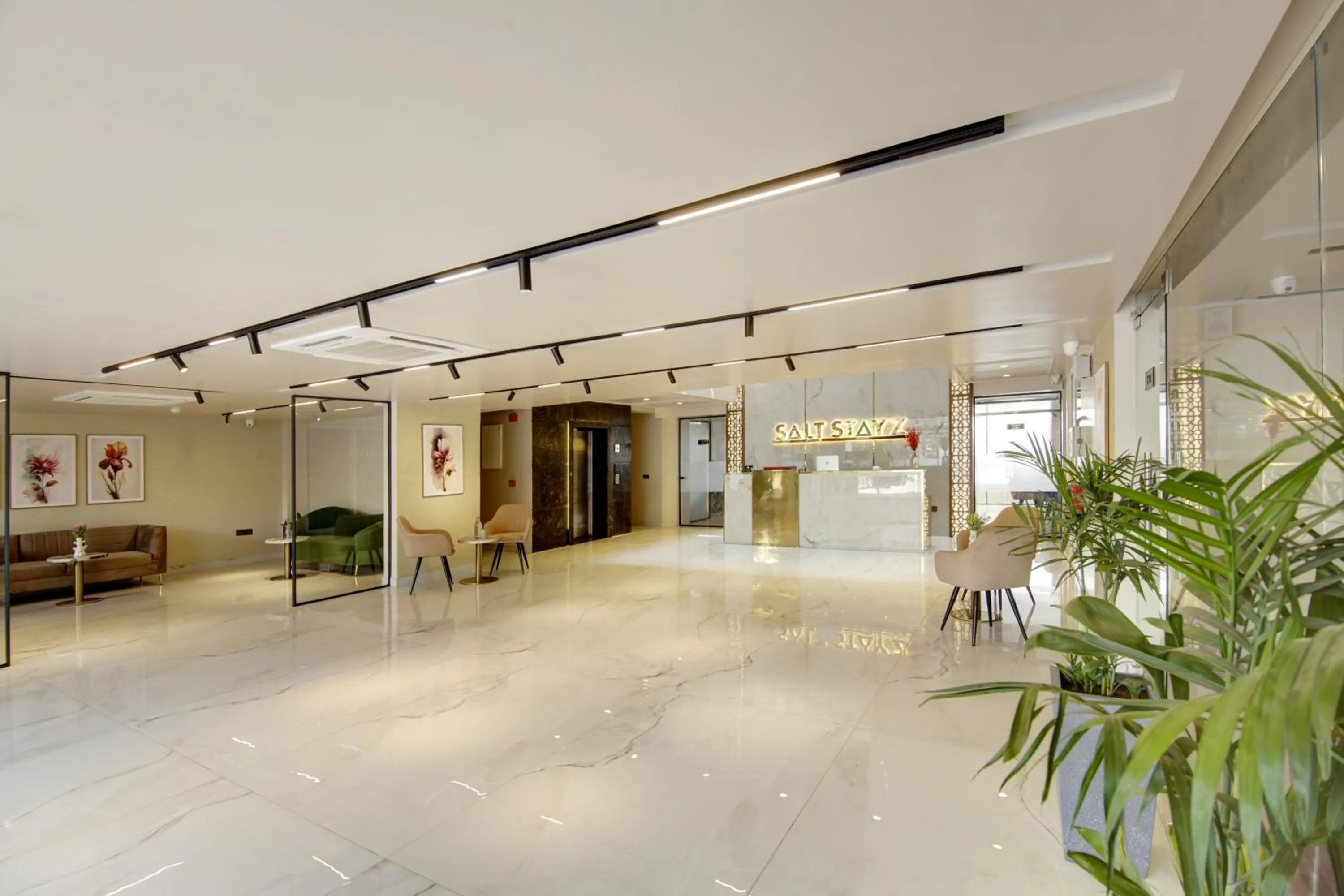 Lobby or reception in Saltstayz Premier - Near Golf Course Road & Sector 57