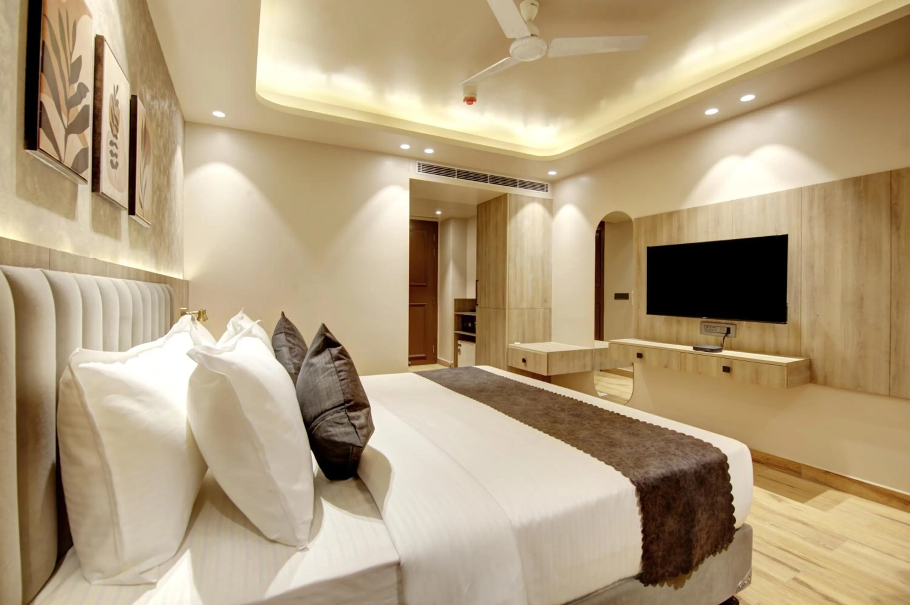 Communal lounge/ TV room, Bed in Saltstayz Premier - Near Golf Course Road & Sector 57