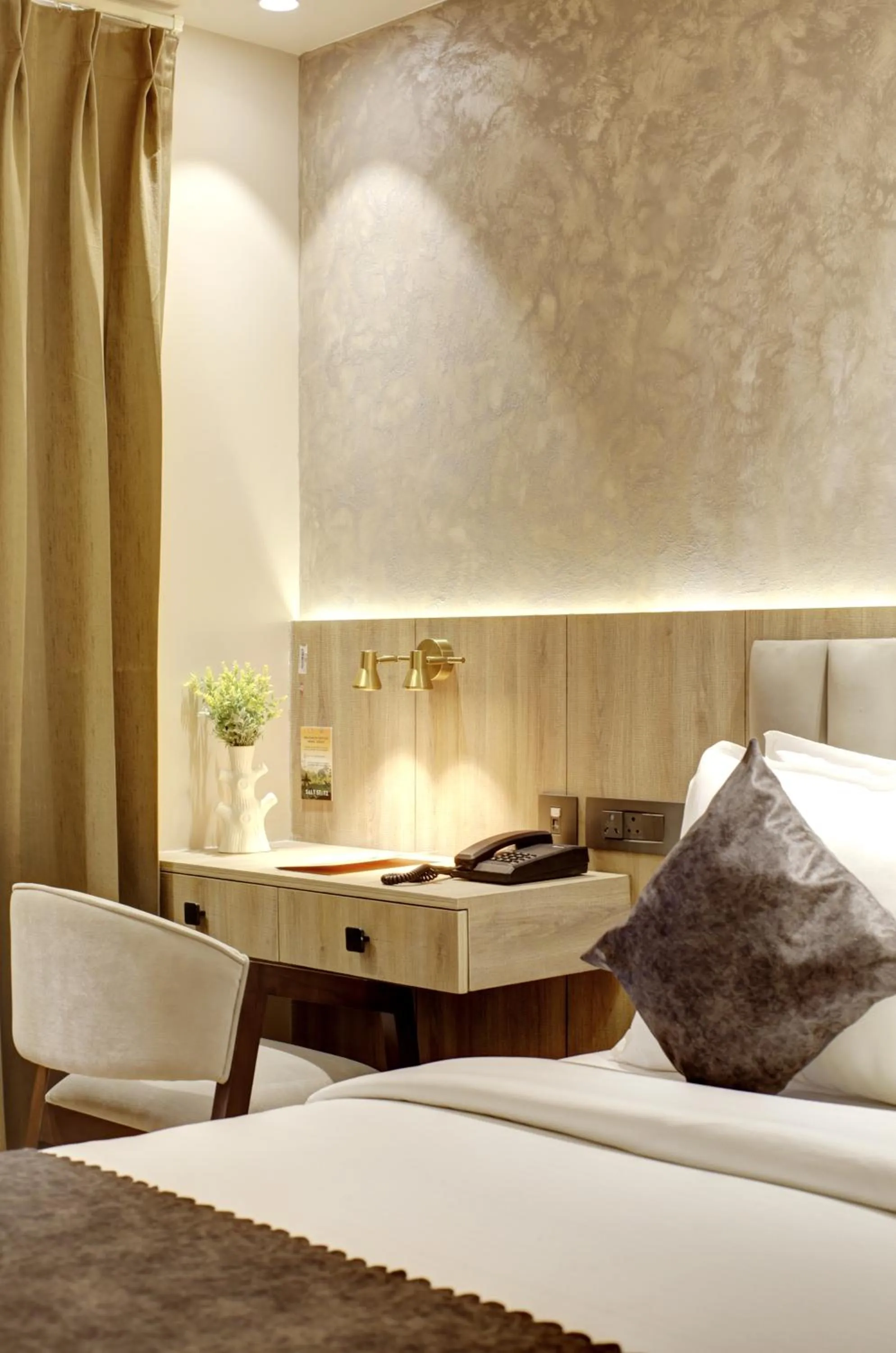 Seating area, Bed in Saltstayz Premier - Near Golf Course Road & Sector 57