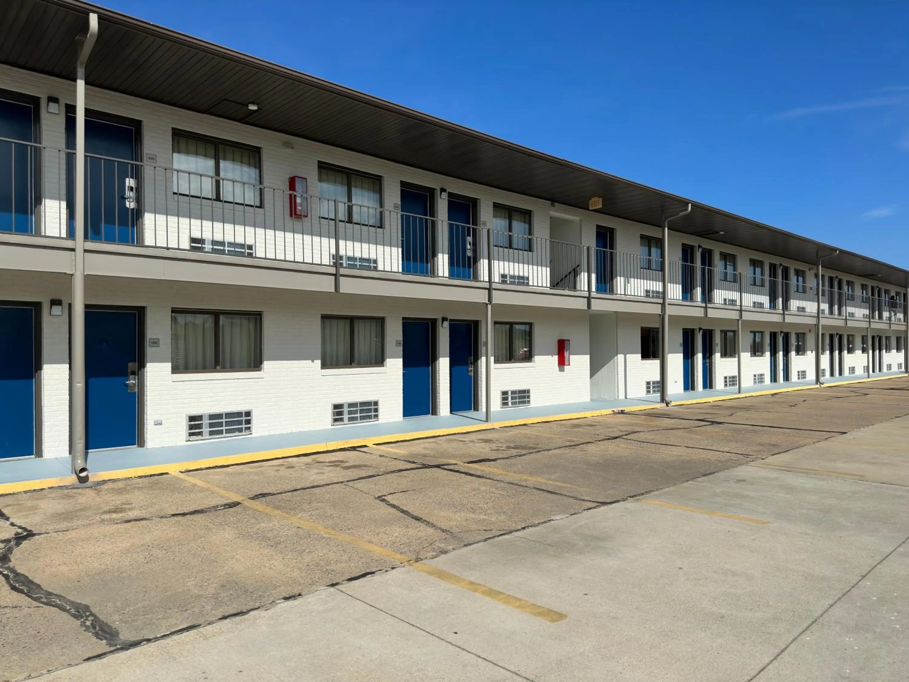 Property building in Motel 6-Dyersburg, TN