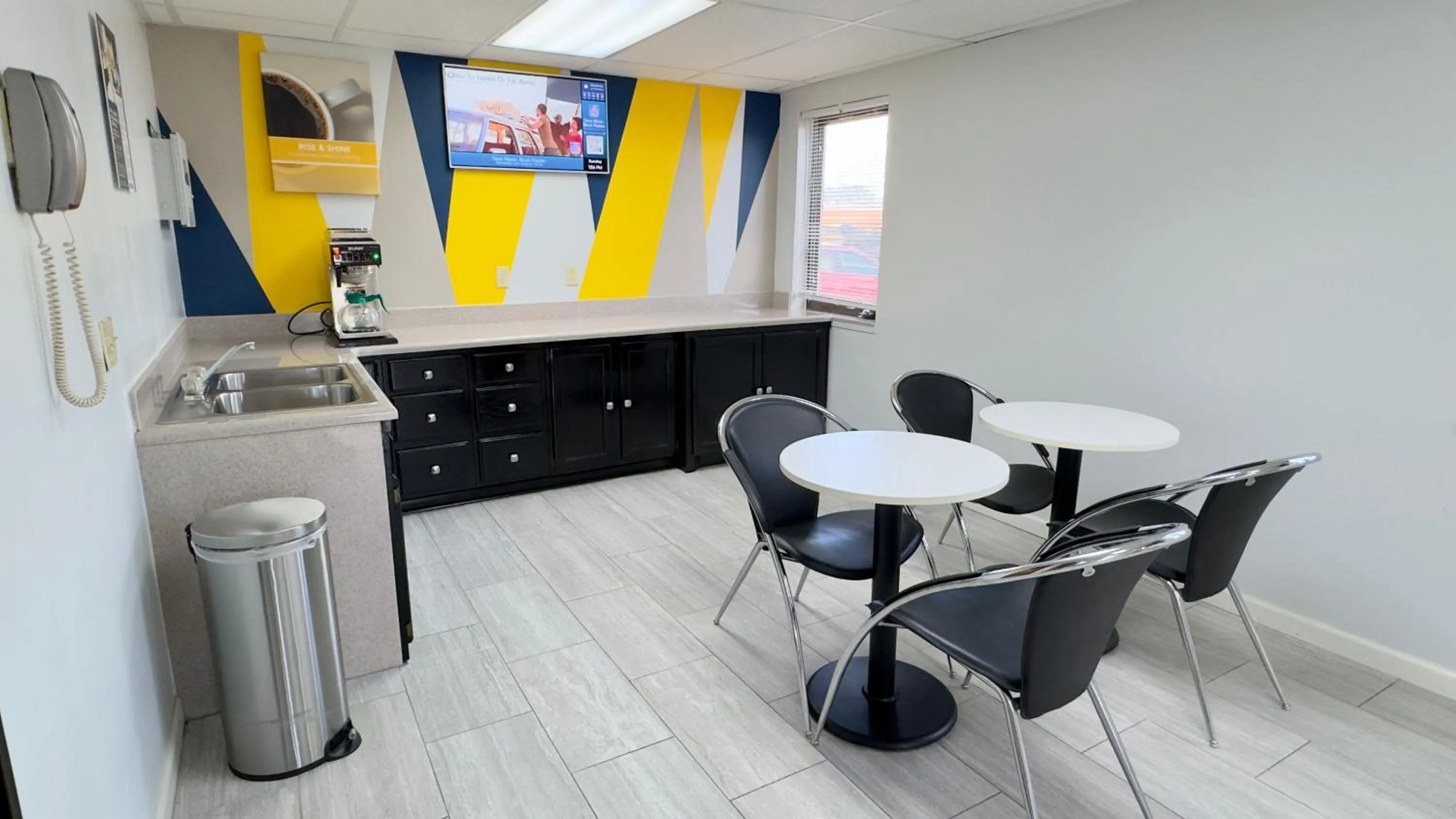 Seating area in Motel 6-Dyersburg, TN