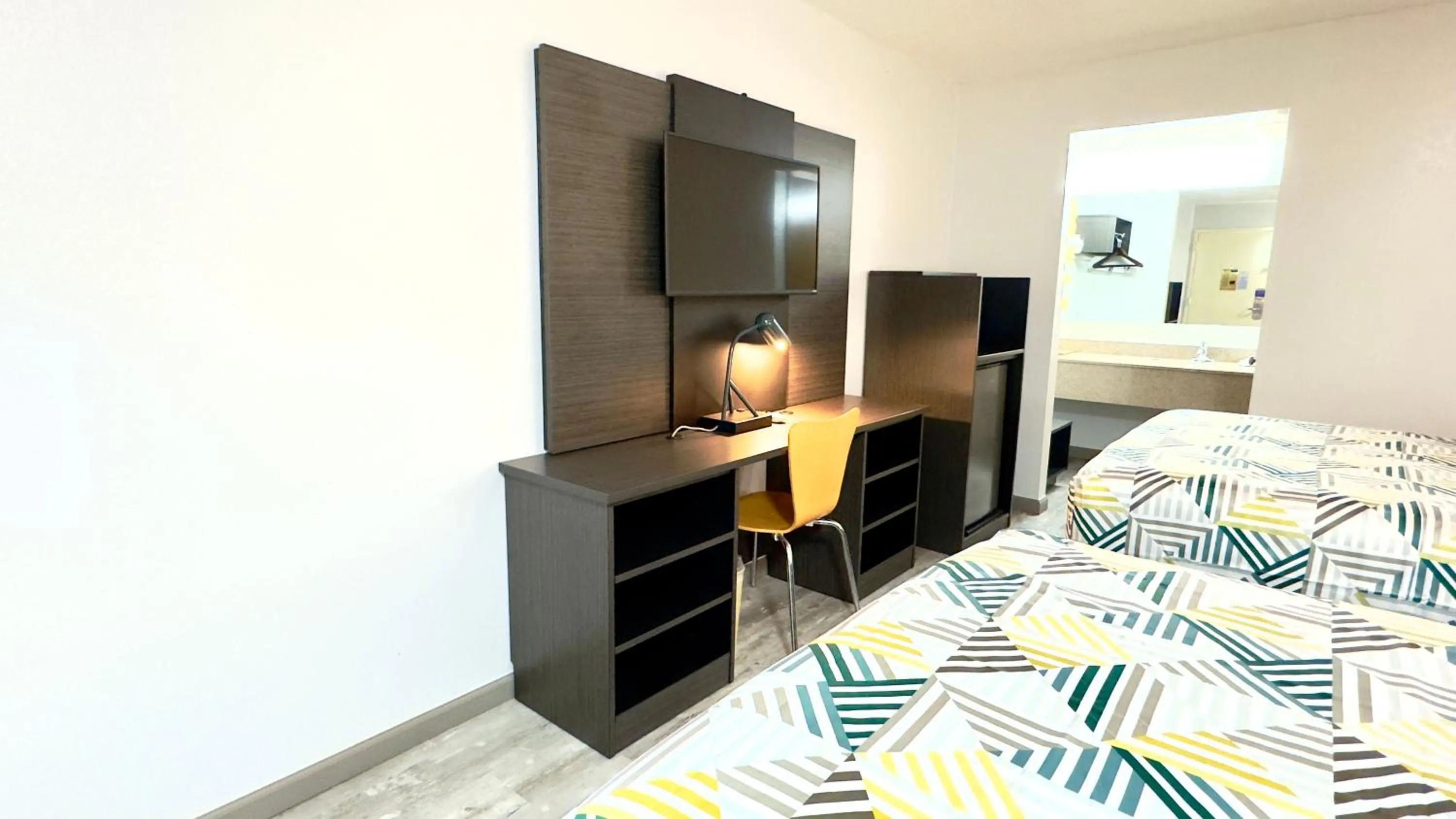 TV and multimedia, Bed in Motel 6-Dyersburg, TN