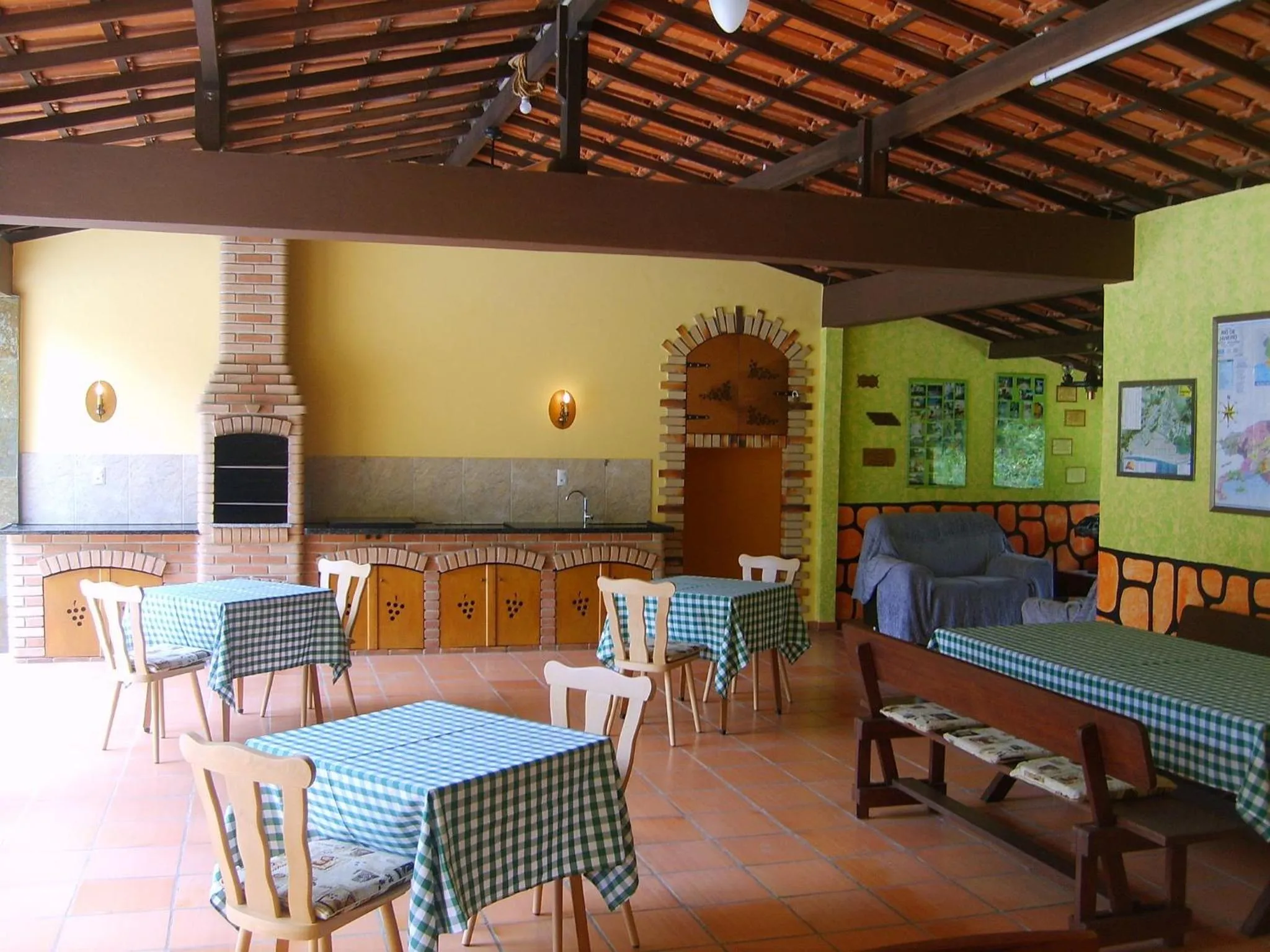 Communal lounge/ TV room in Pousada Santa Anna