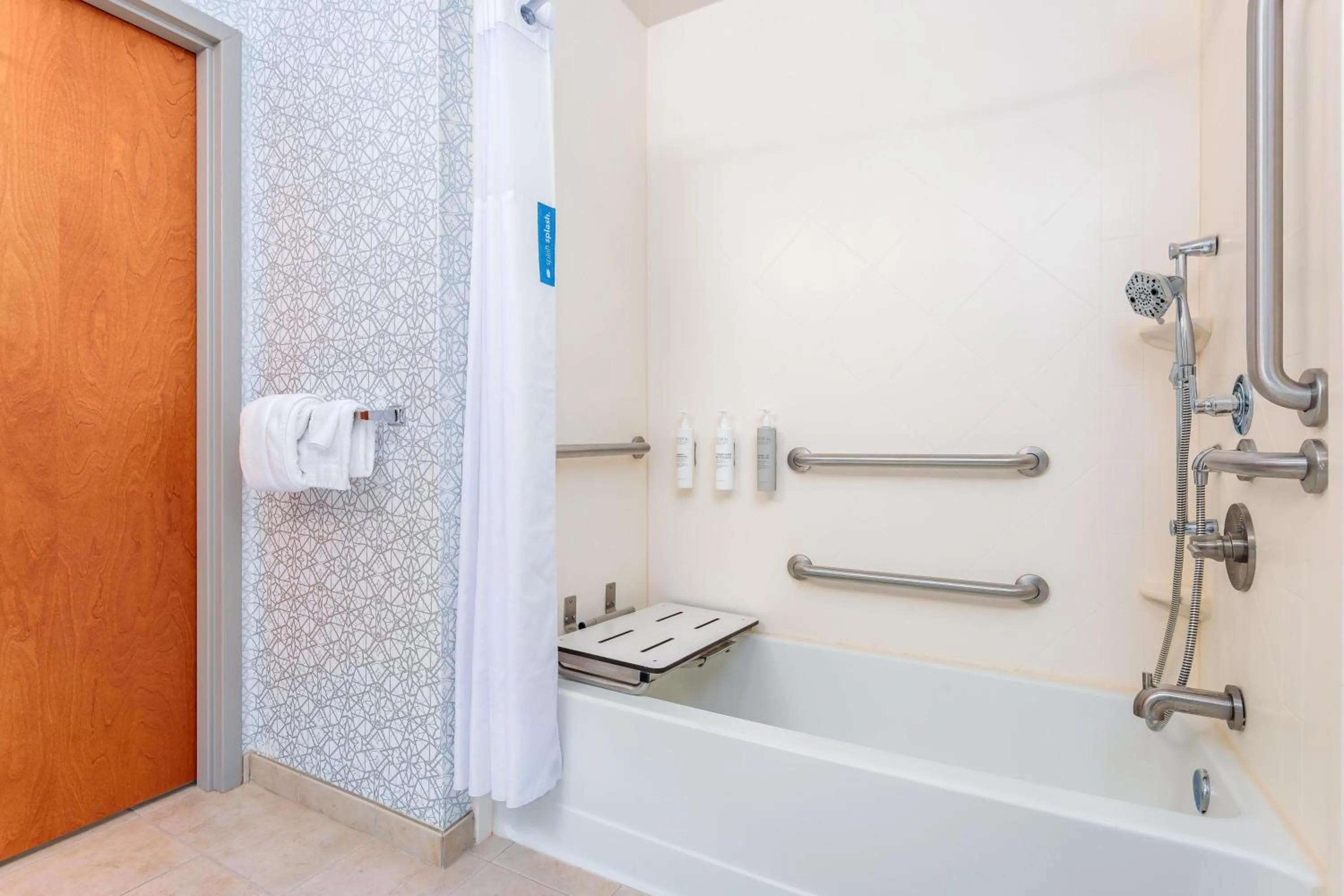 Bathroom in Hampton Inn and Suites Parkersburg Downtown