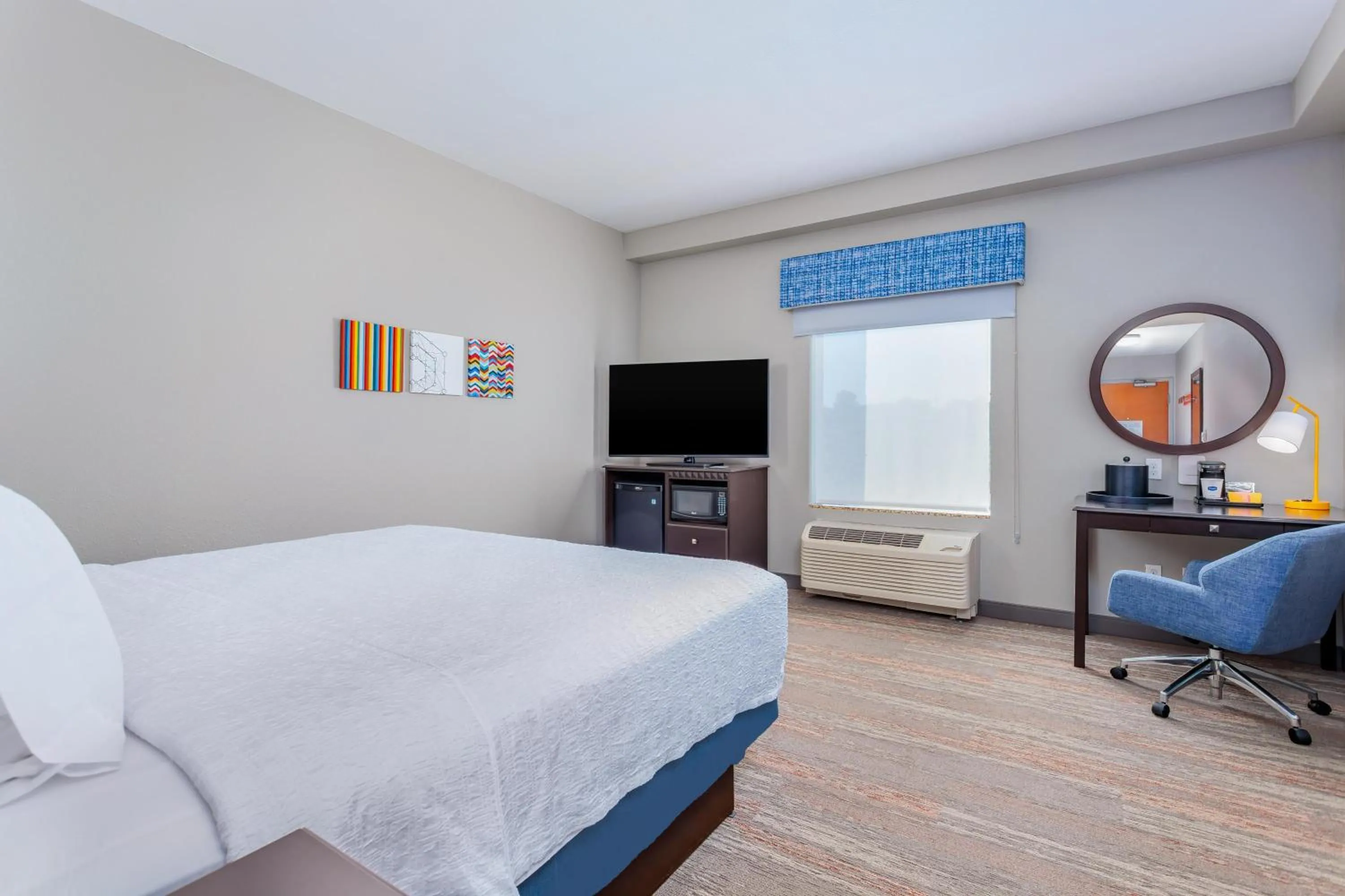 Bedroom, Bed in Hampton Inn and Suites Parkersburg Downtown