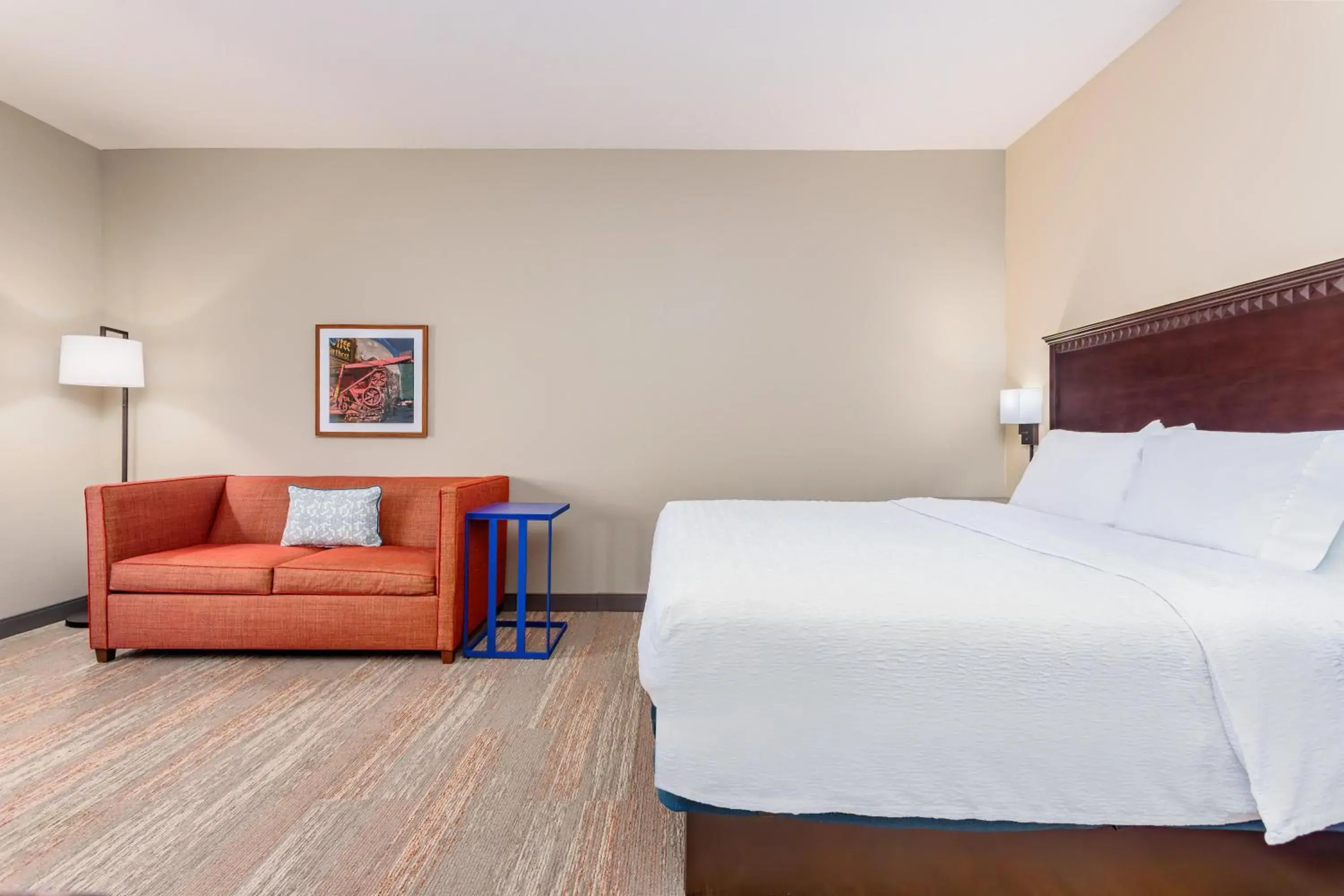 Living room, Bed in Hampton Inn and Suites Parkersburg Downtown Living room, Bed in Hampton Inn and Suites Parkersburg Downtown