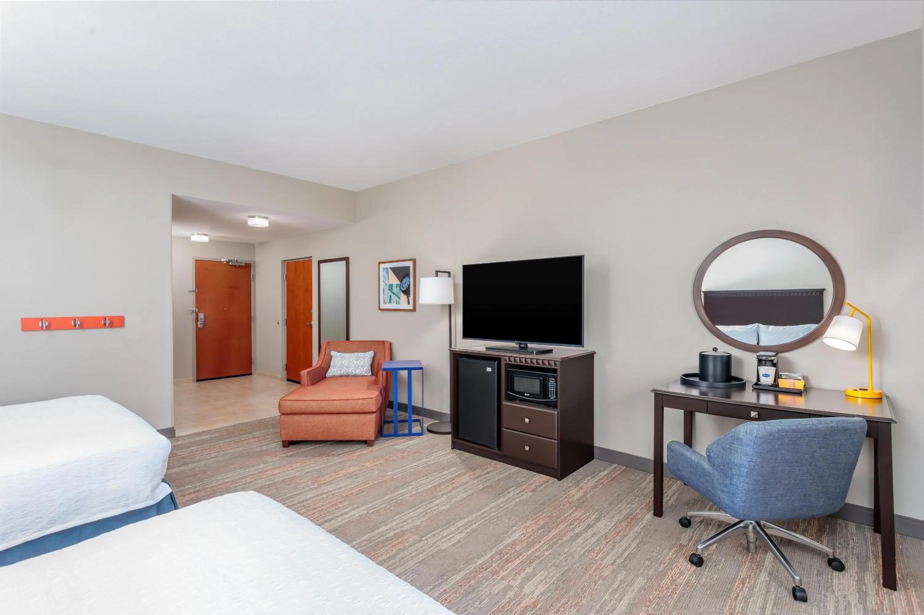 Bedroom, Bed in Hampton Inn and Suites Parkersburg Downtown