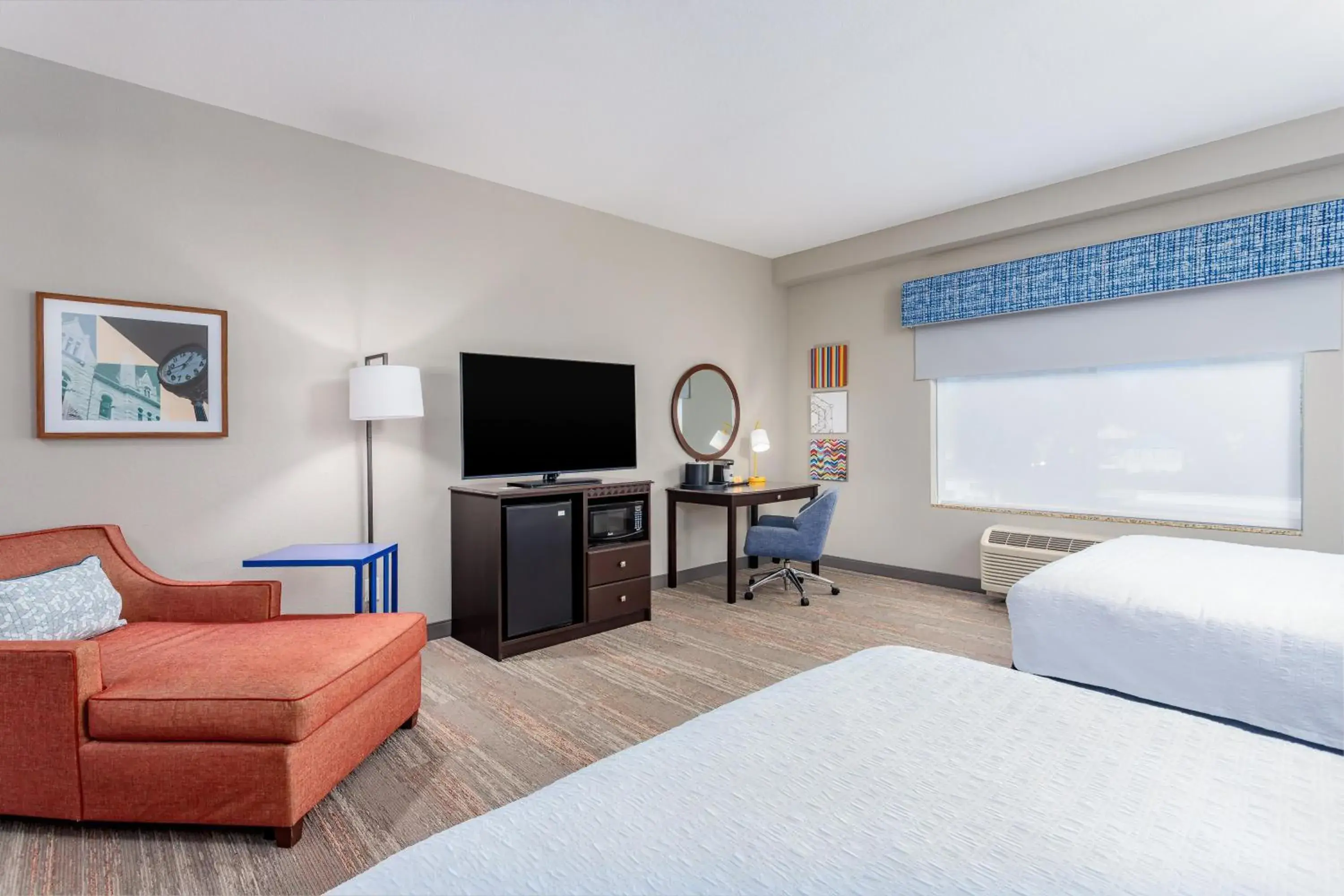 Living room, Bed in Hampton Inn and Suites Parkersburg Downtown Living room, Bed in Hampton Inn and Suites Parkersburg Downtown