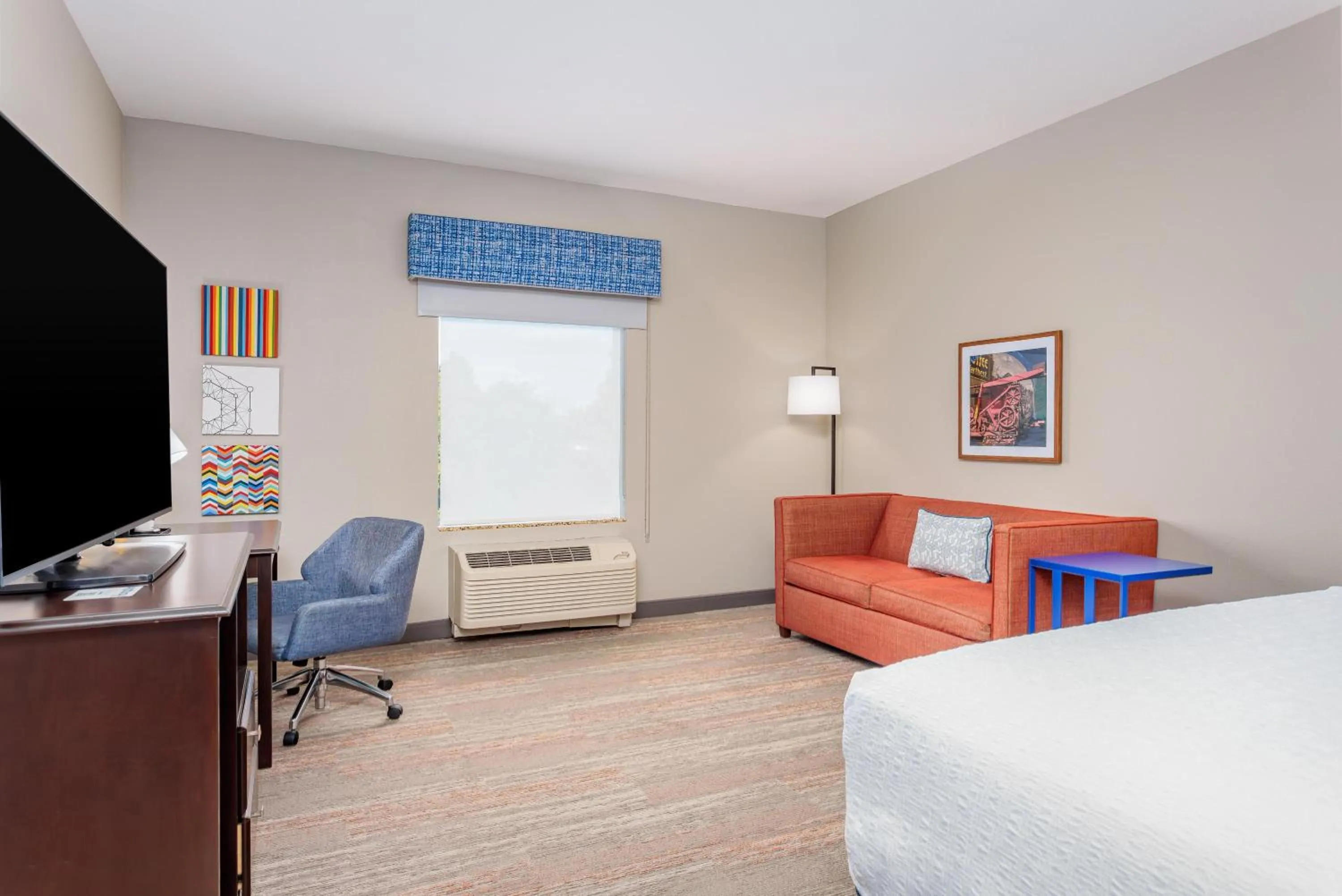 Living room, Bed in Hampton Inn and Suites Parkersburg Downtown