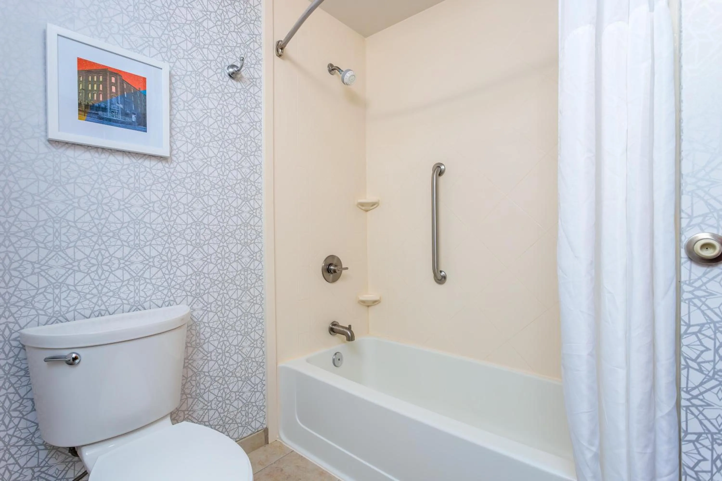 Bathroom in Hampton Inn and Suites Parkersburg Downtown