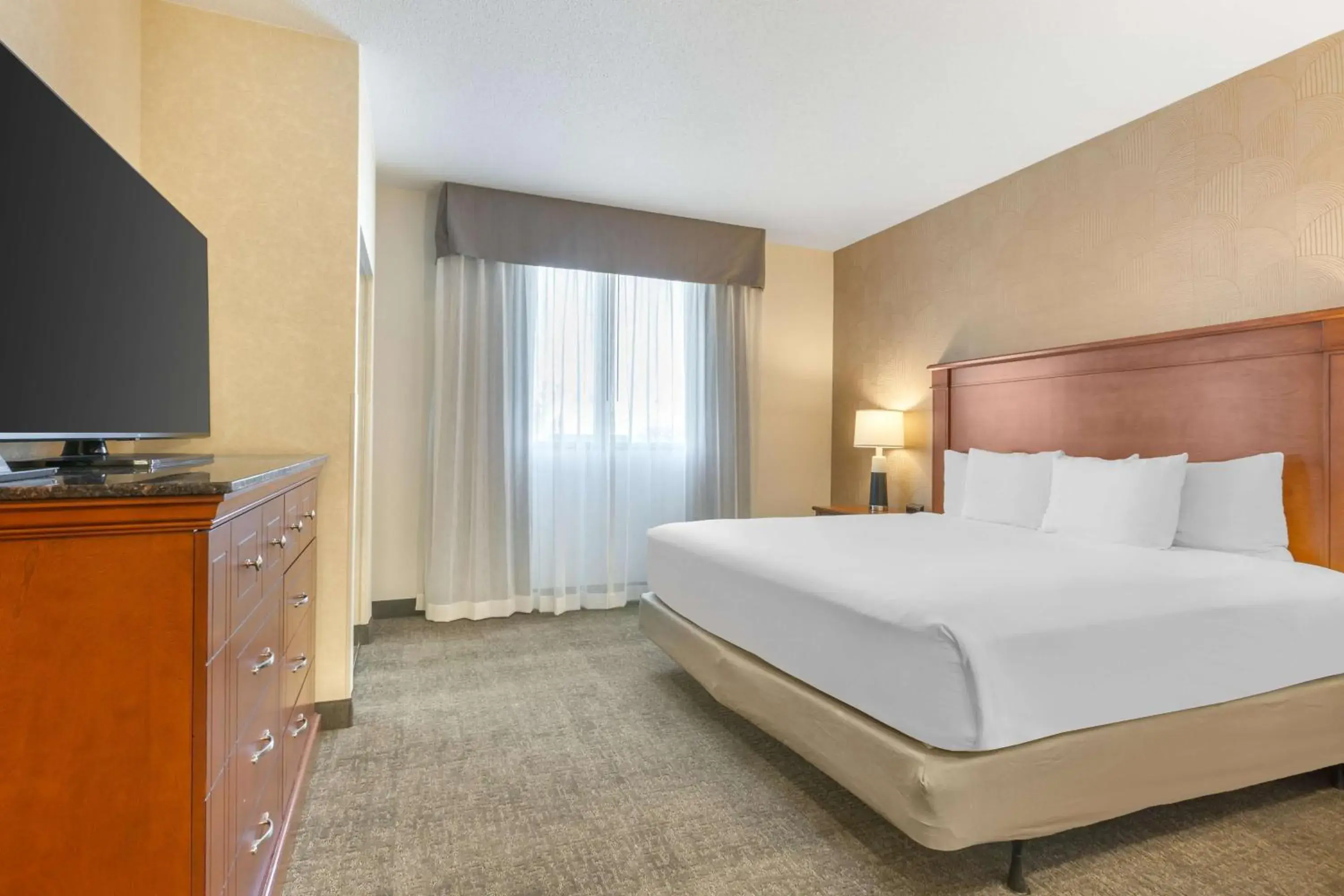 Bedroom, Bed in Drury Plaza Hotel Phoenix Tempe Bedroom, Bed in Drury Plaza Hotel Phoenix Tempe