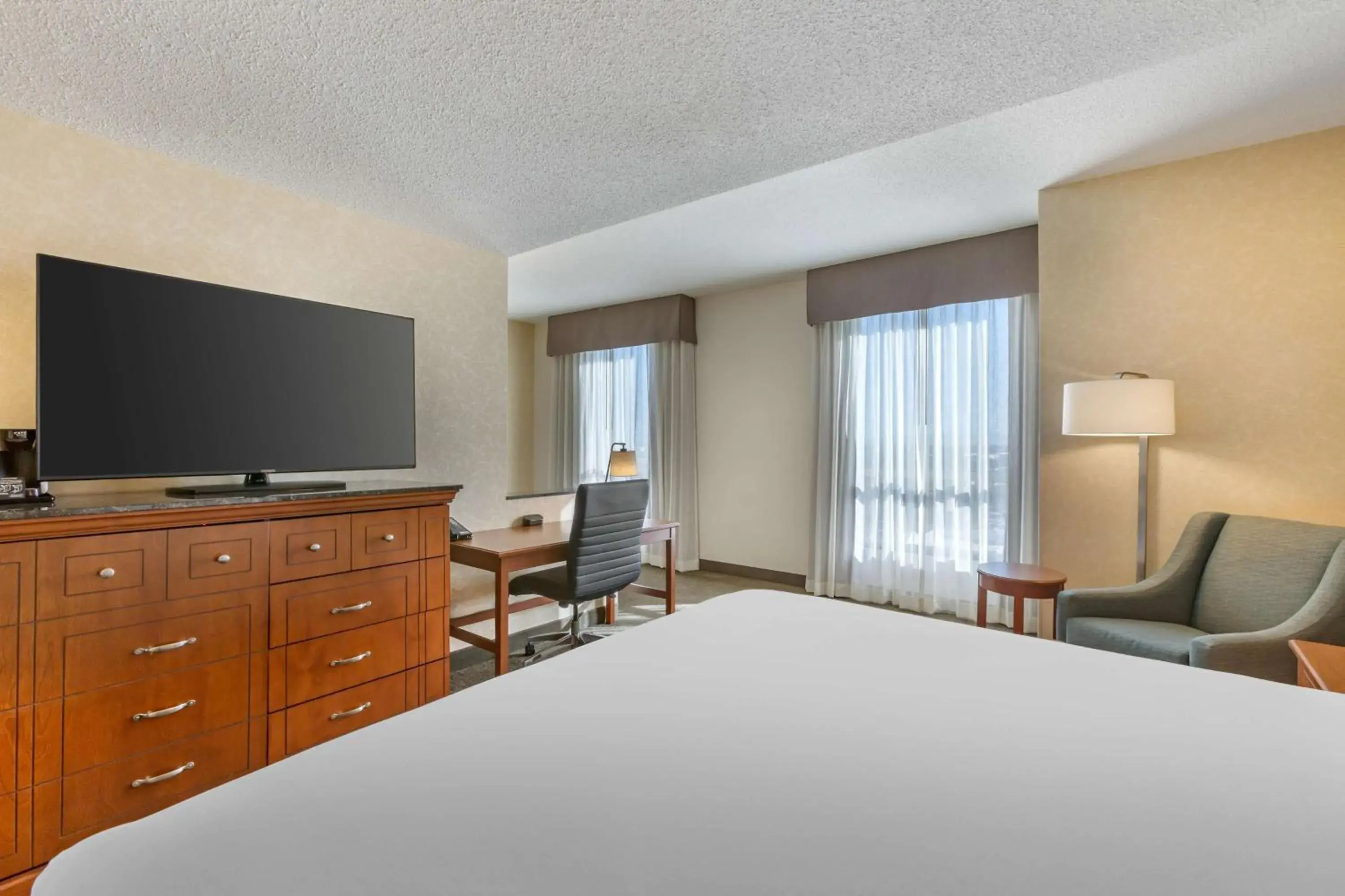 Bedroom, Bed in Drury Plaza Hotel Phoenix Tempe Bedroom, Bed in Drury Plaza Hotel Phoenix Tempe