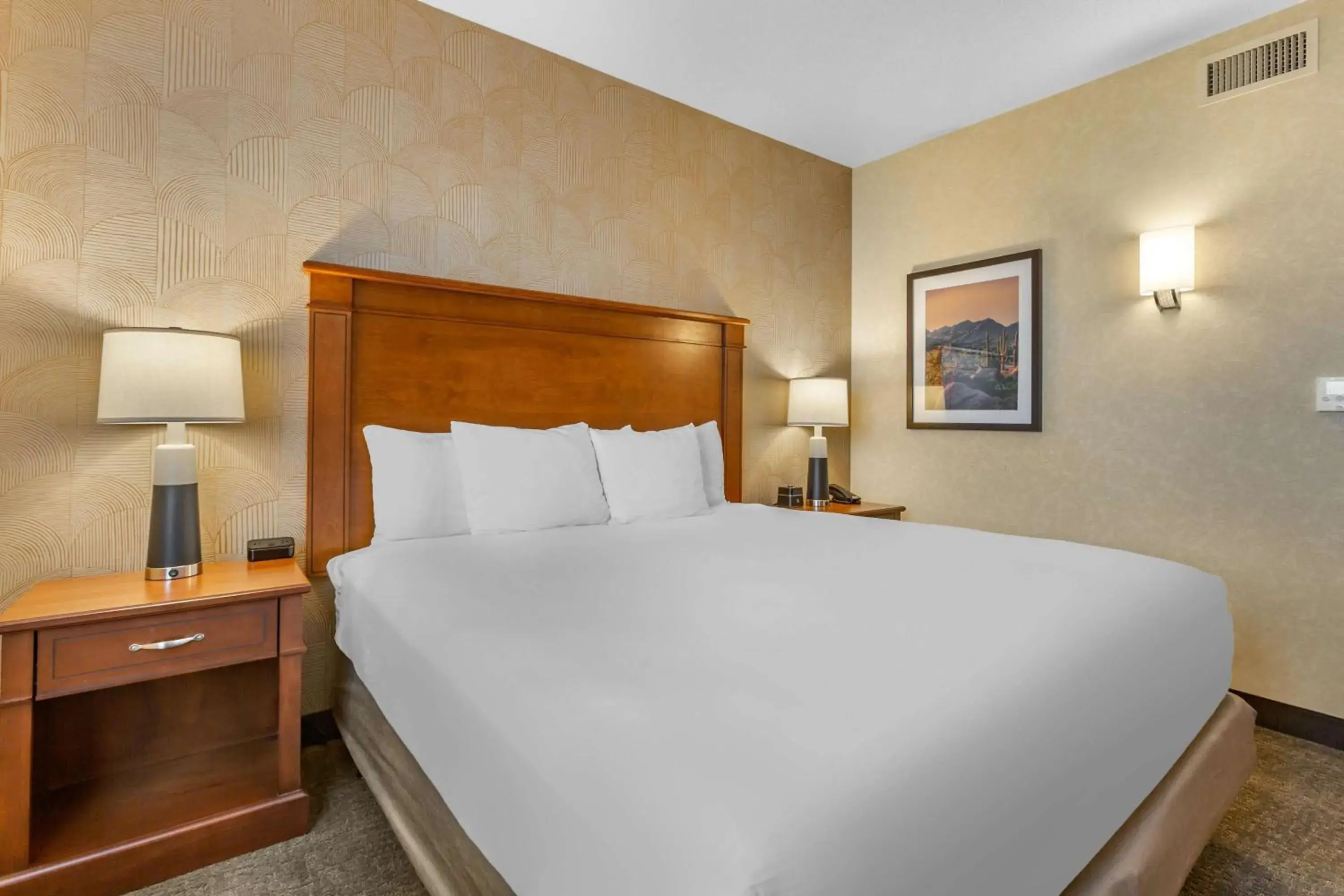 Bedroom, Bed in Drury Plaza Hotel Phoenix Tempe Bedroom, Bed in Drury Plaza Hotel Phoenix Tempe