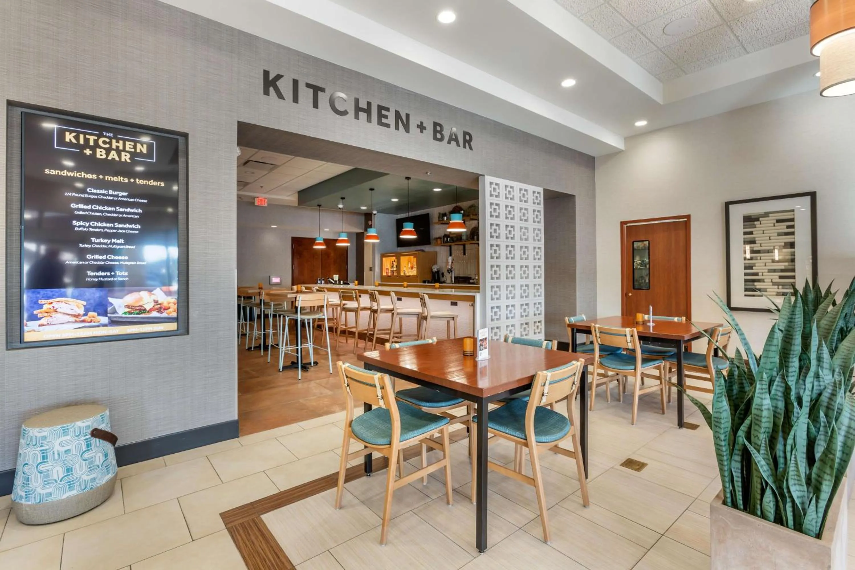 Lounge or bar in Drury Plaza Hotel Phoenix Tempe