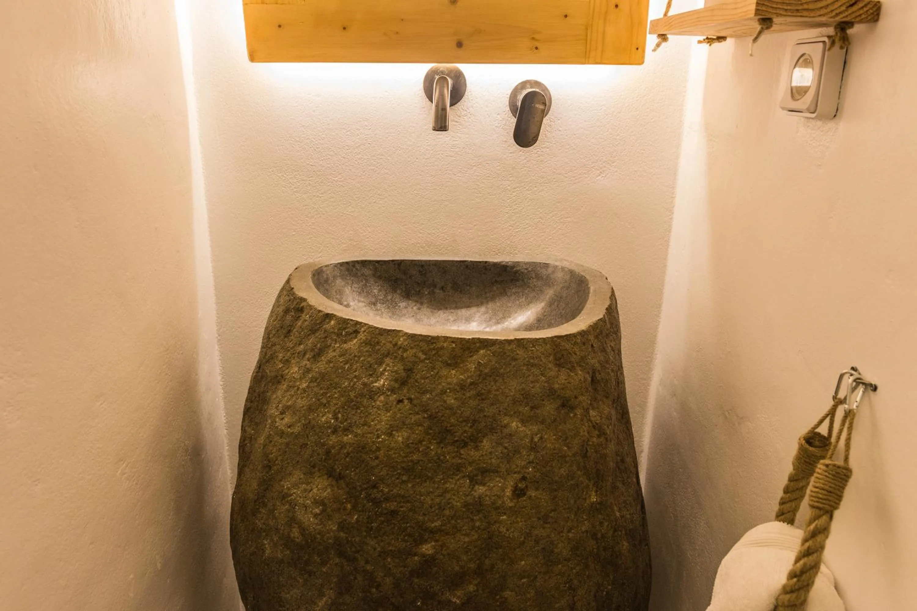 Toilet in Salt Suites Milos