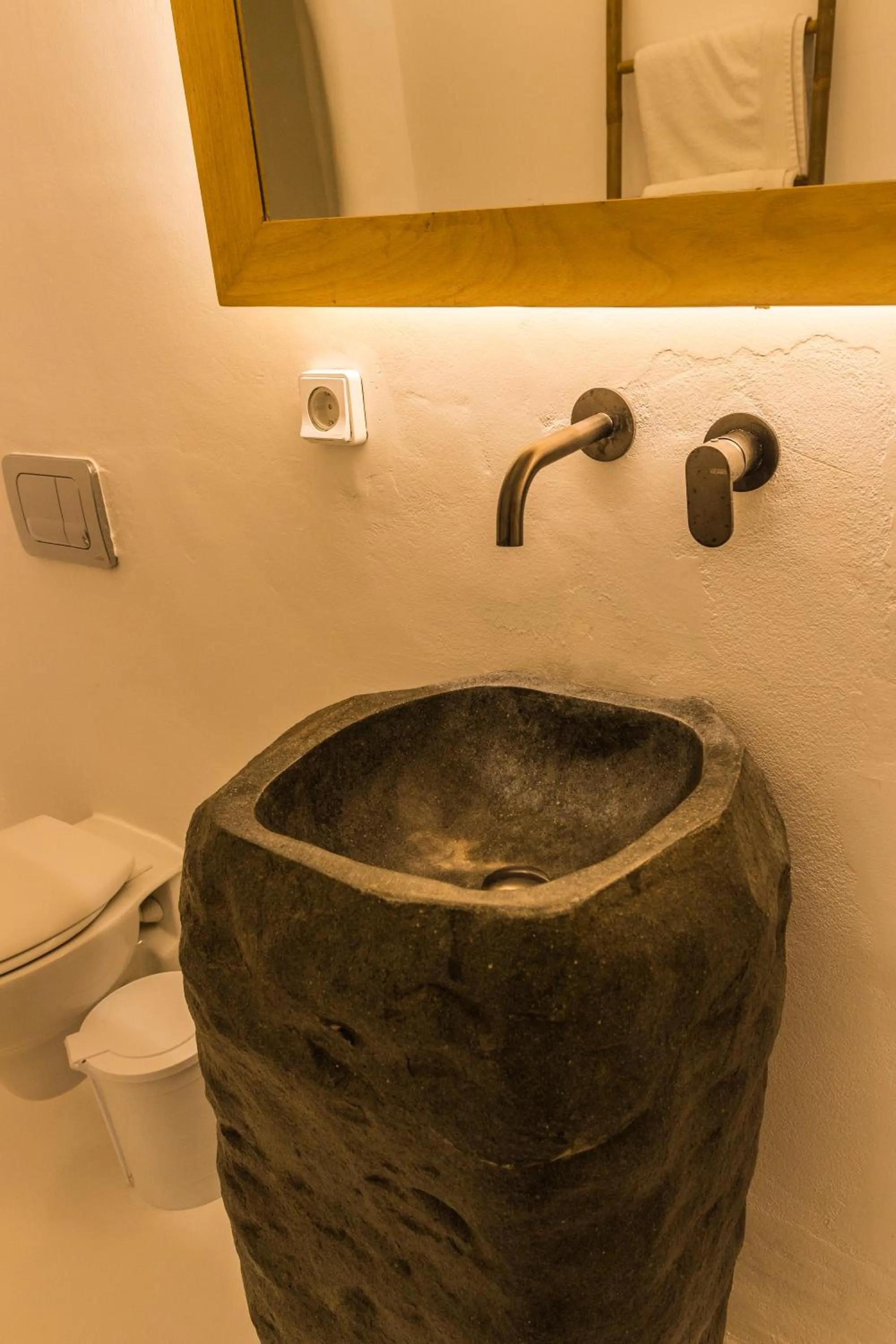 Toilet in Salt Suites Milos