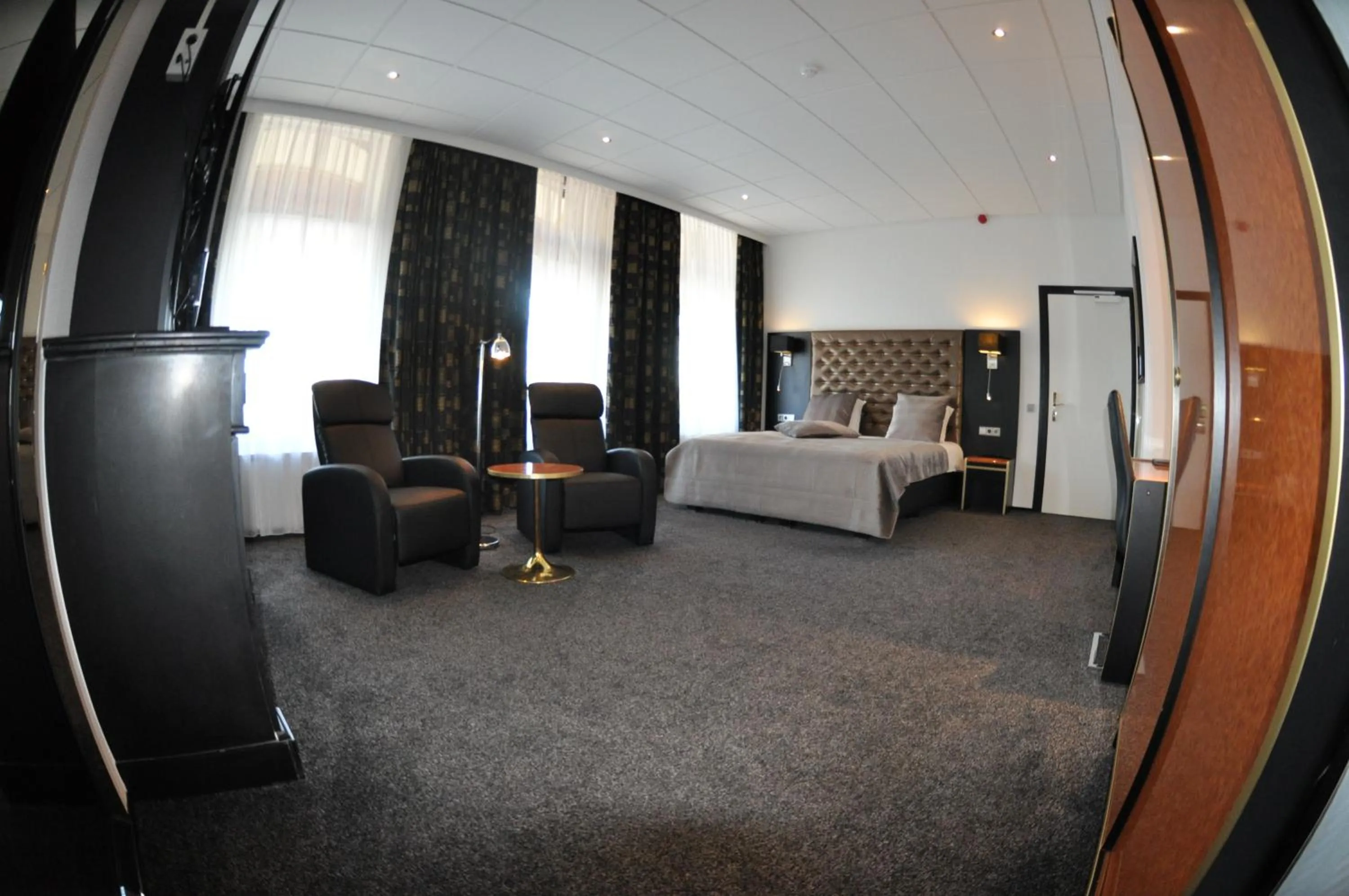 Bed in Hotel Le Beau Rivage