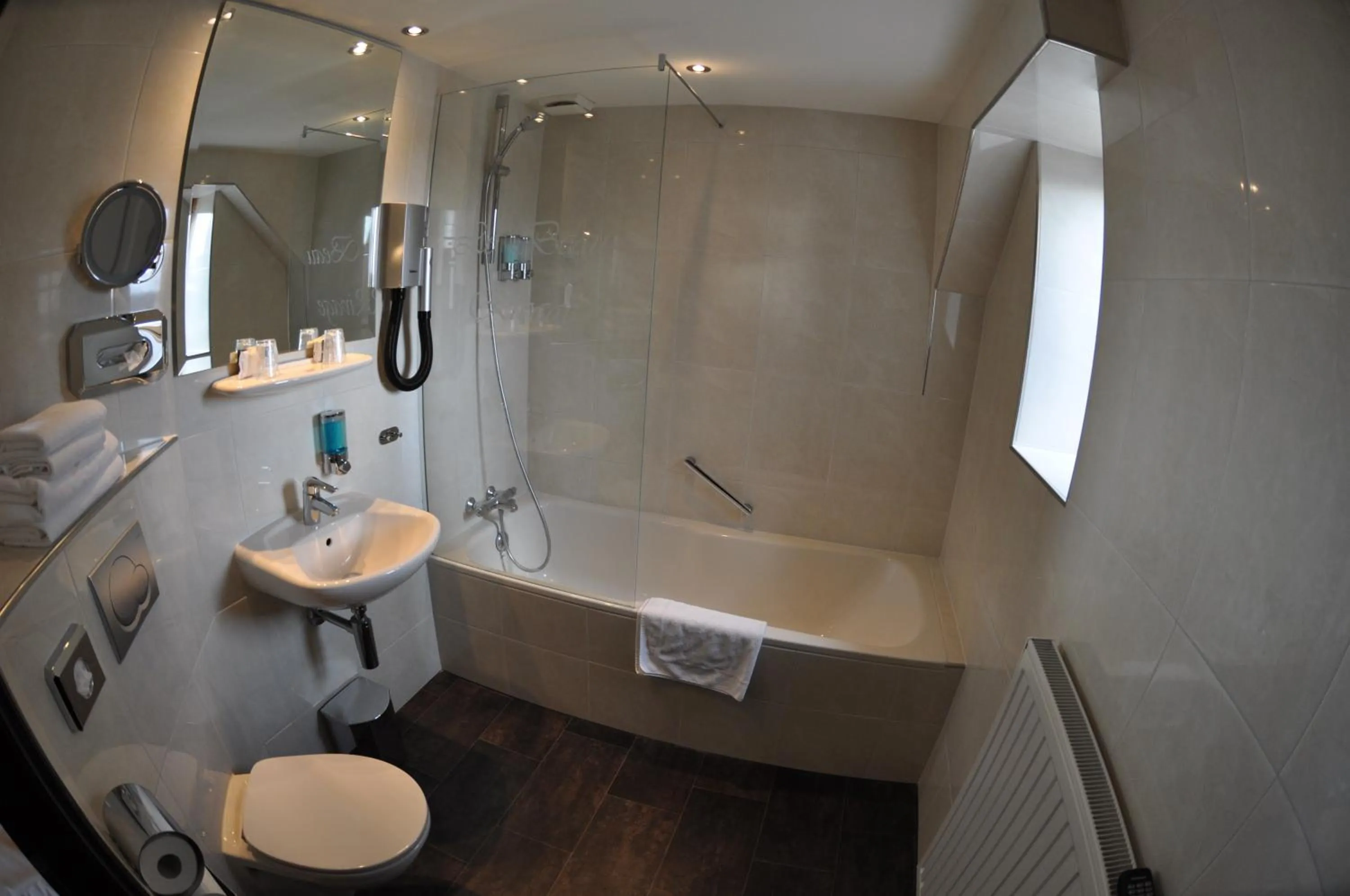 Shower in Hotel Le Beau Rivage