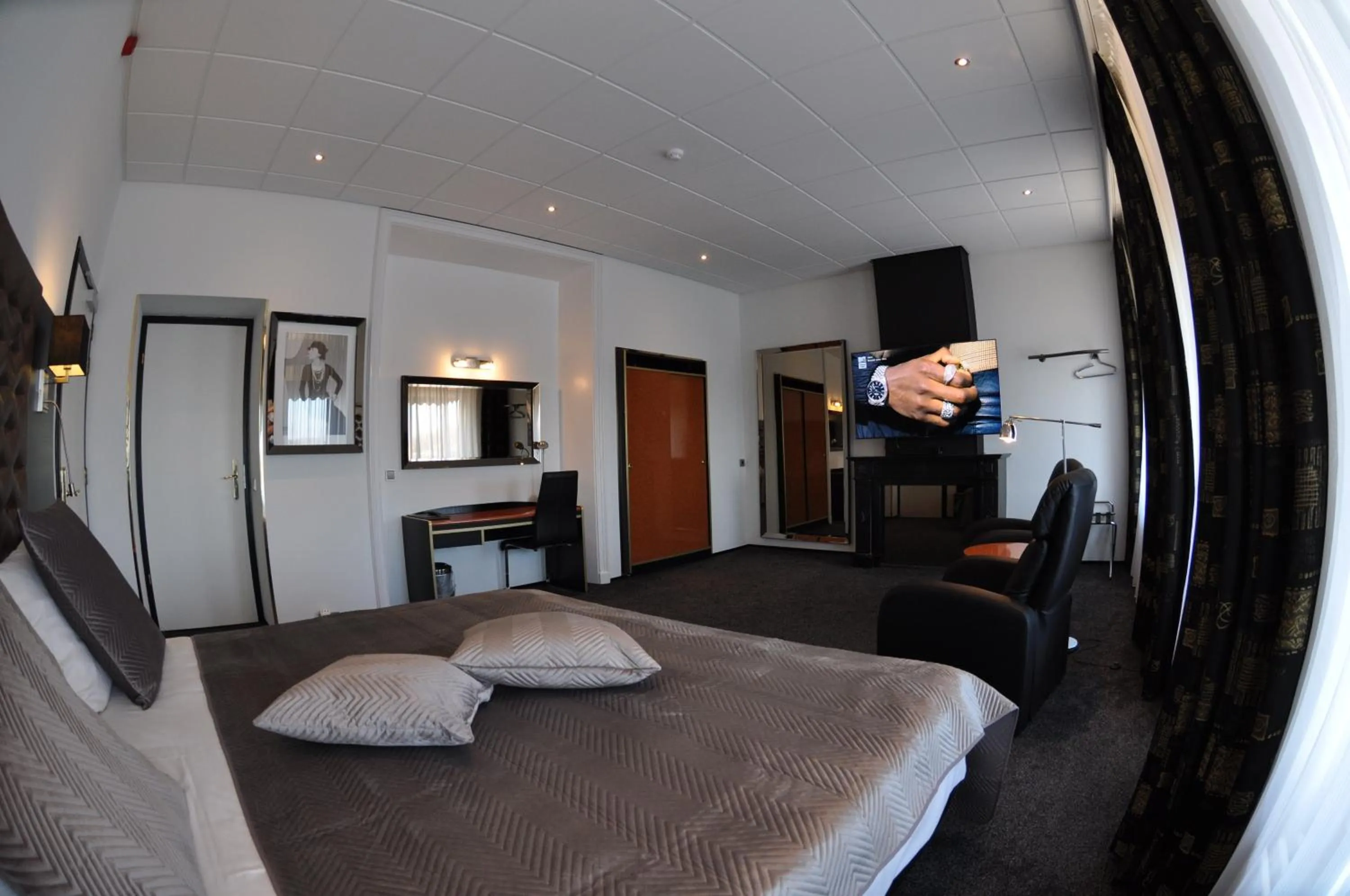 Bed in Hotel Le Beau Rivage