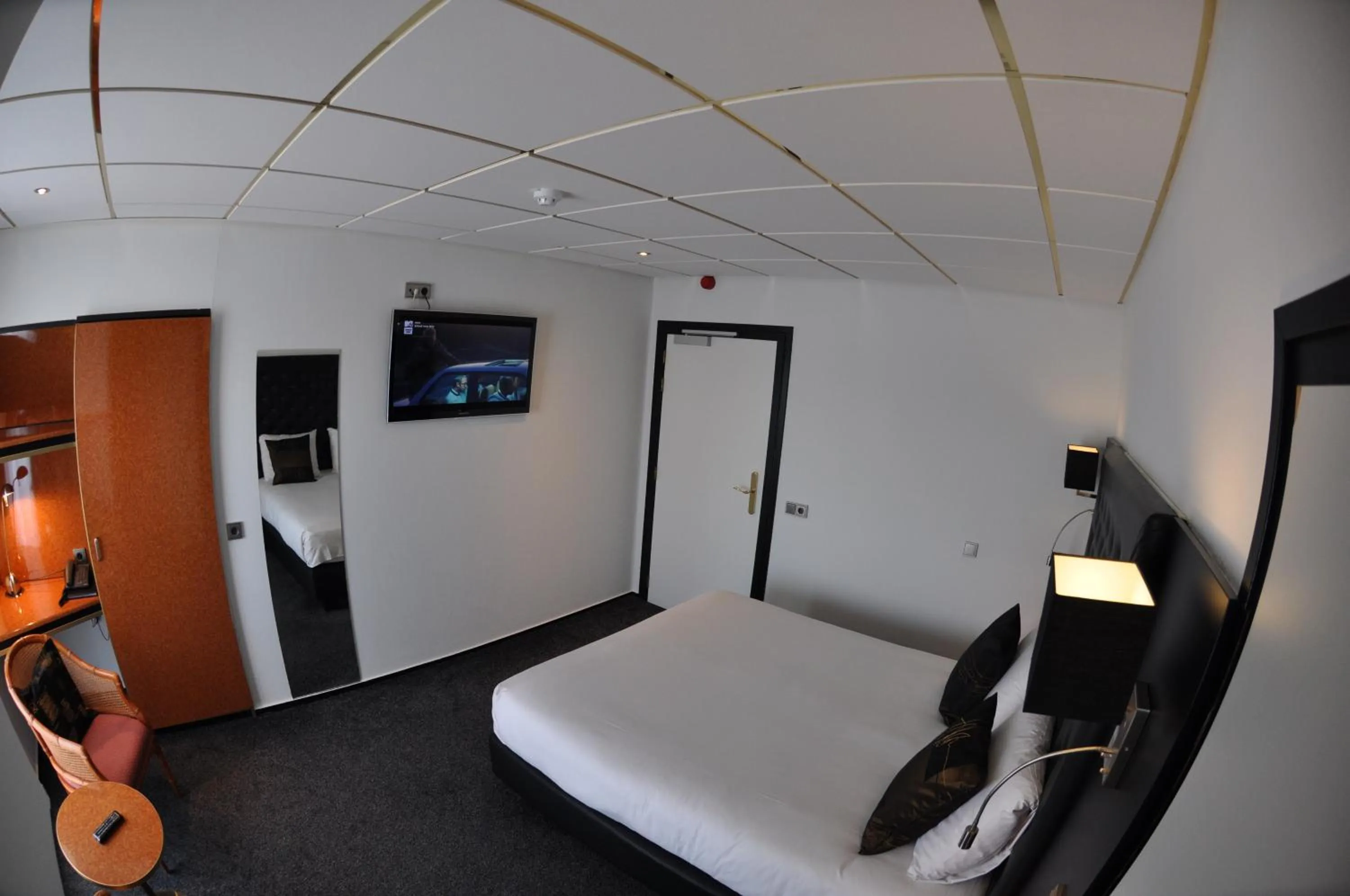 Bed in Hotel Le Beau Rivage