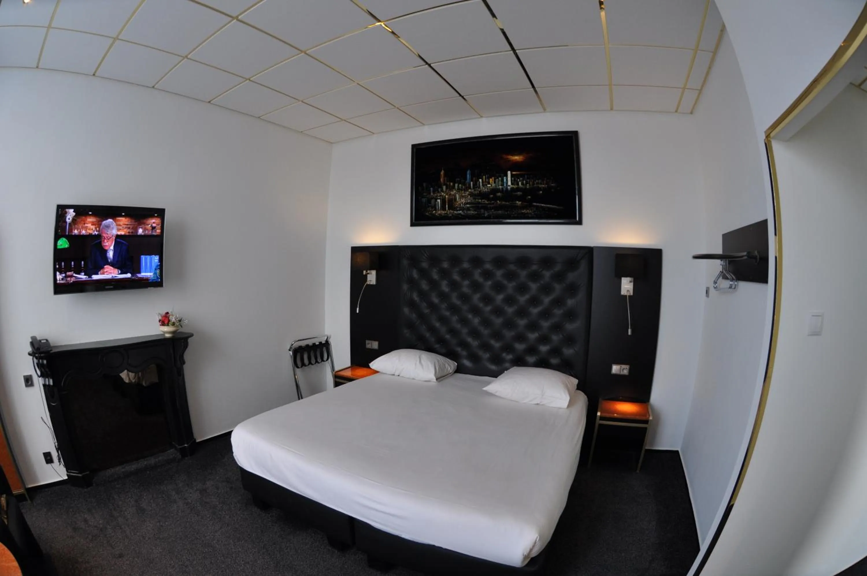 Bed in Hotel Le Beau Rivage