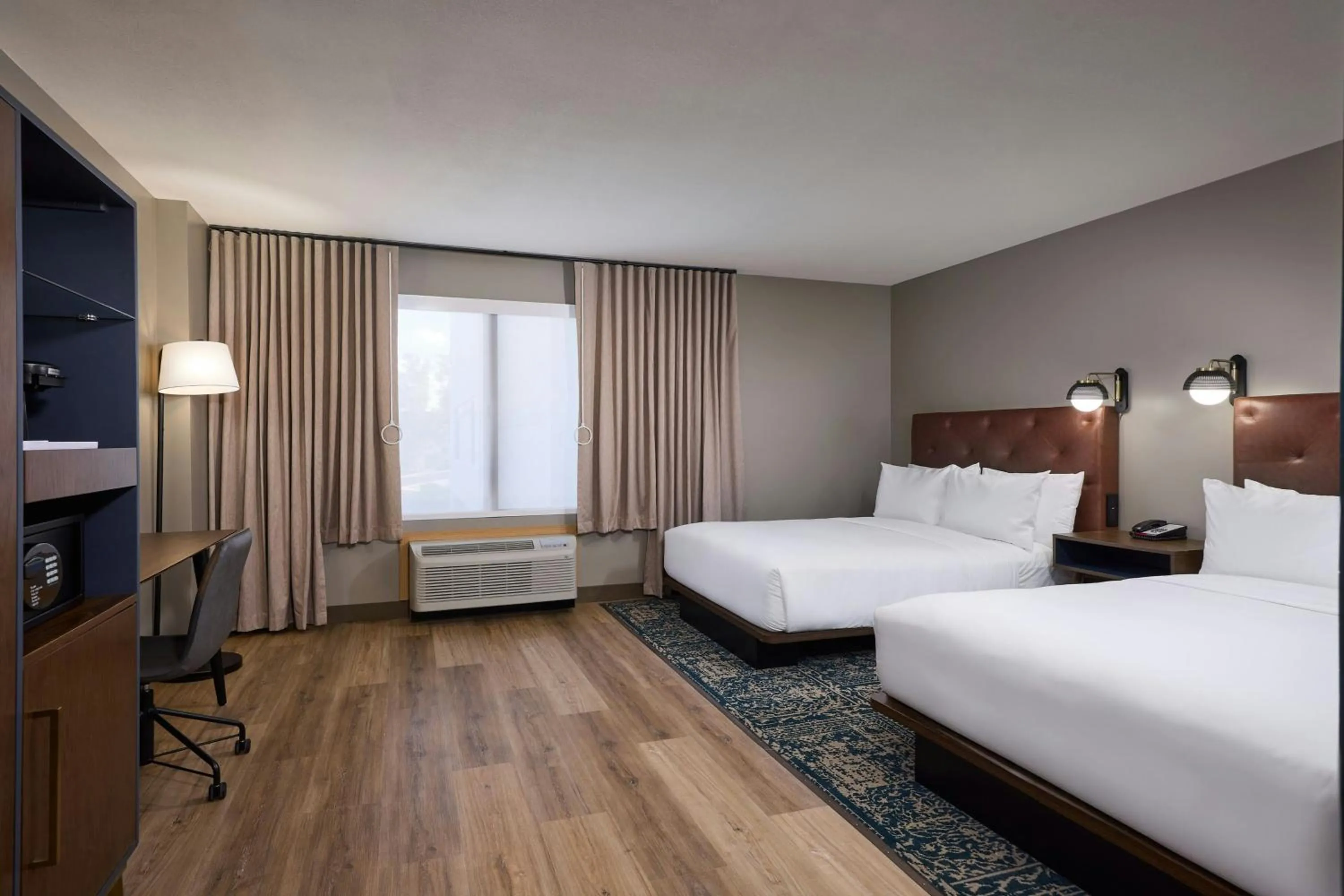 Photo of the whole room, Bed in Four Points by Sheraton Englewood Centennial Airport