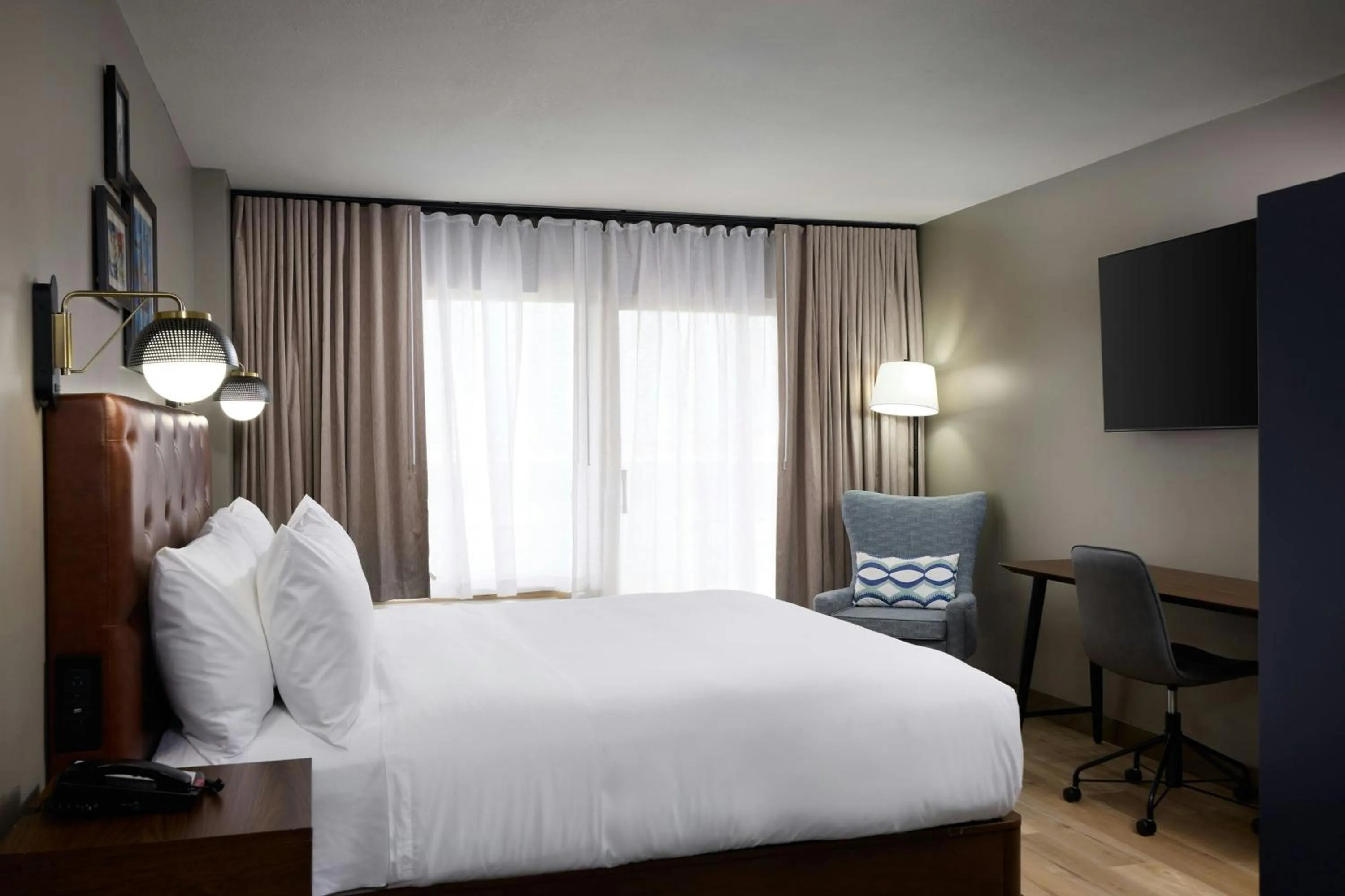 Photo of the whole room, Bed in Four Points by Sheraton Englewood Centennial Airport