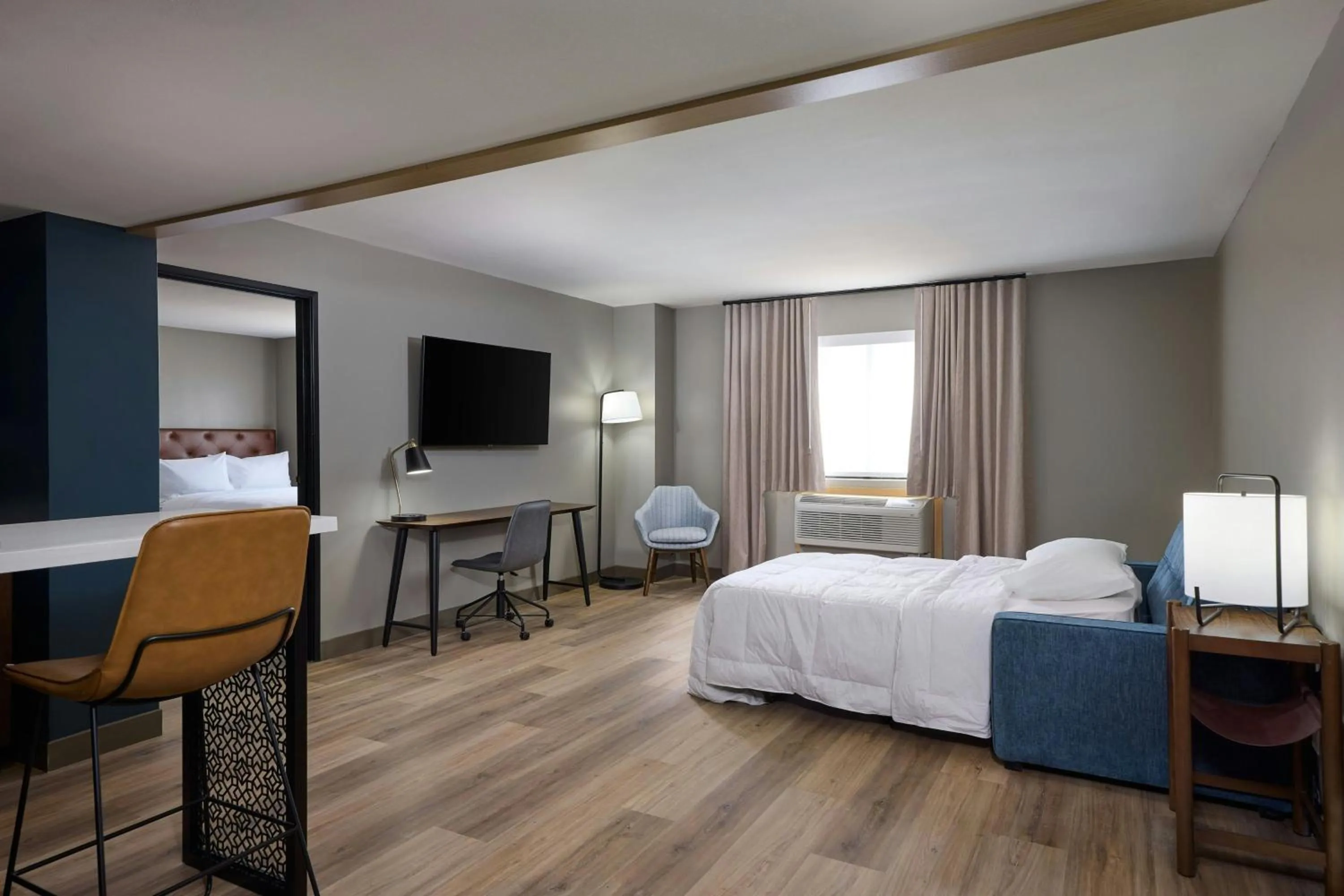 Living room, Bed in Four Points by Sheraton Englewood Centennial Airport