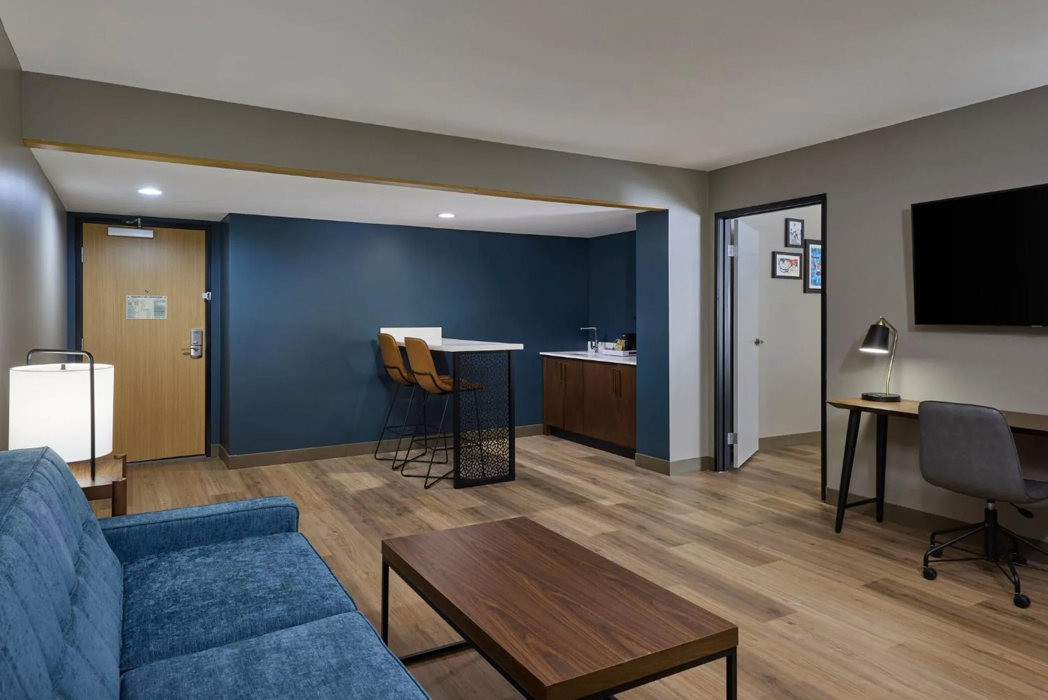 Living room in Four Points by Sheraton Englewood Centennial Airport