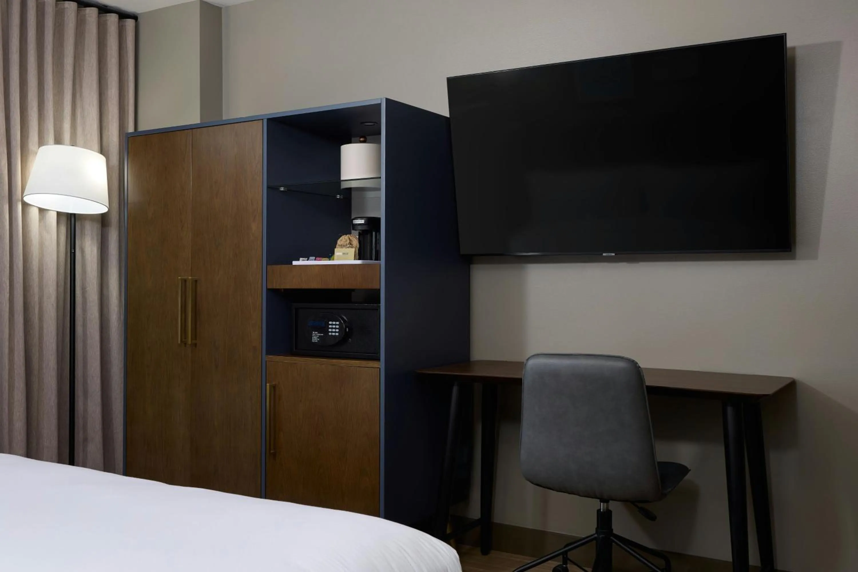 Photo of the whole room, Bed in Four Points by Sheraton Englewood Centennial Airport