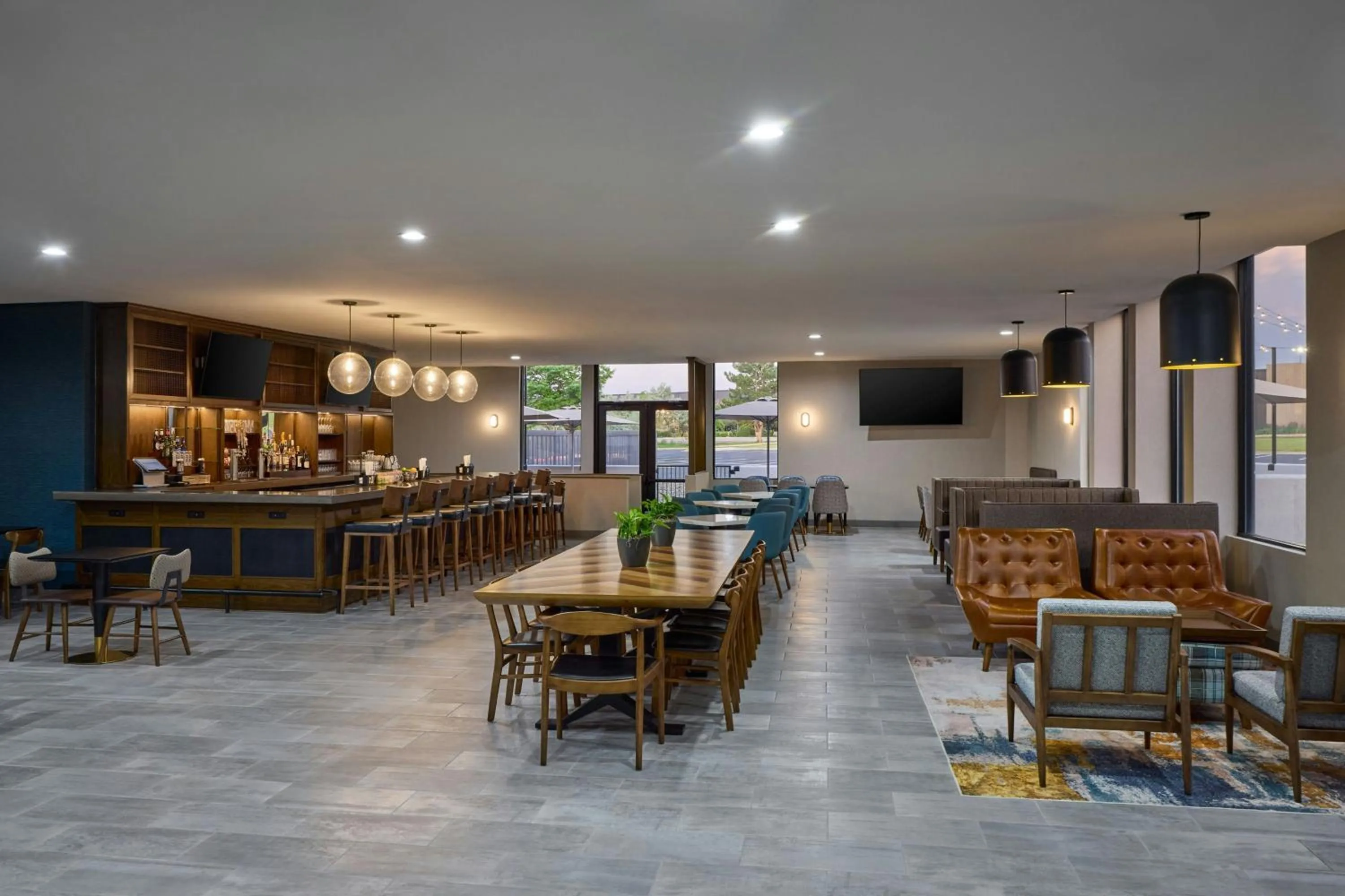 Lounge or bar in Four Points by Sheraton Englewood Centennial Airport