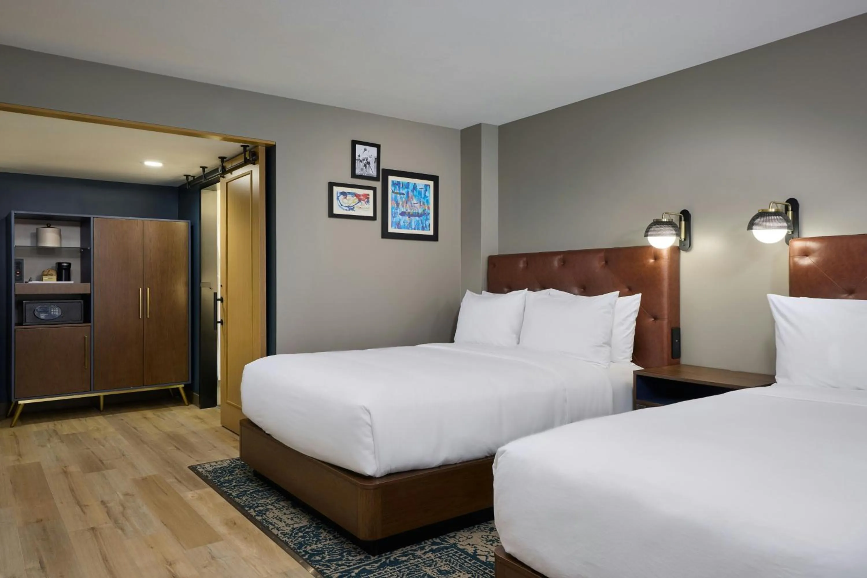 Photo of the whole room, Bed in Four Points by Sheraton Englewood Centennial Airport