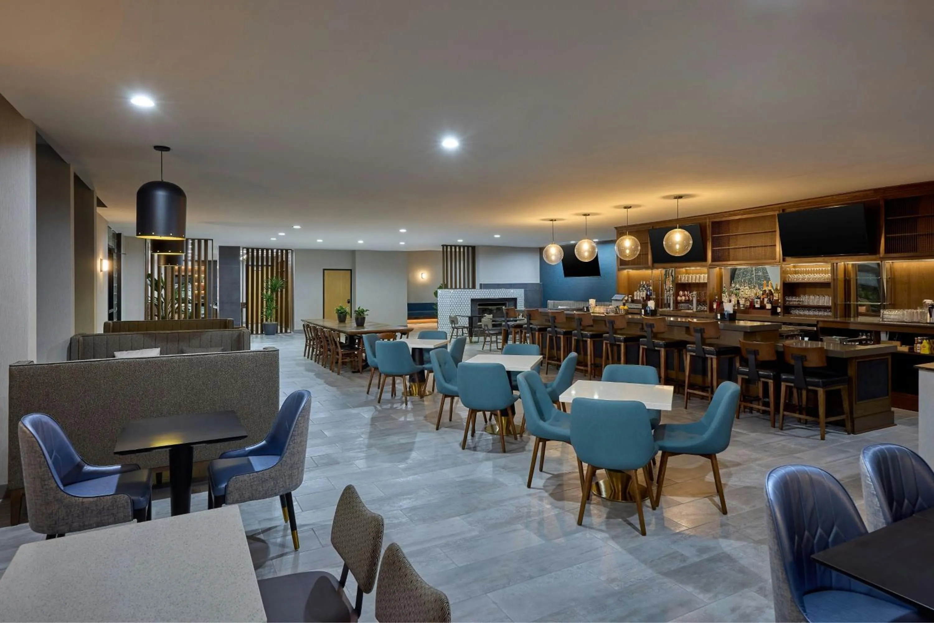 Lounge or bar in Four Points by Sheraton Englewood Centennial Airport