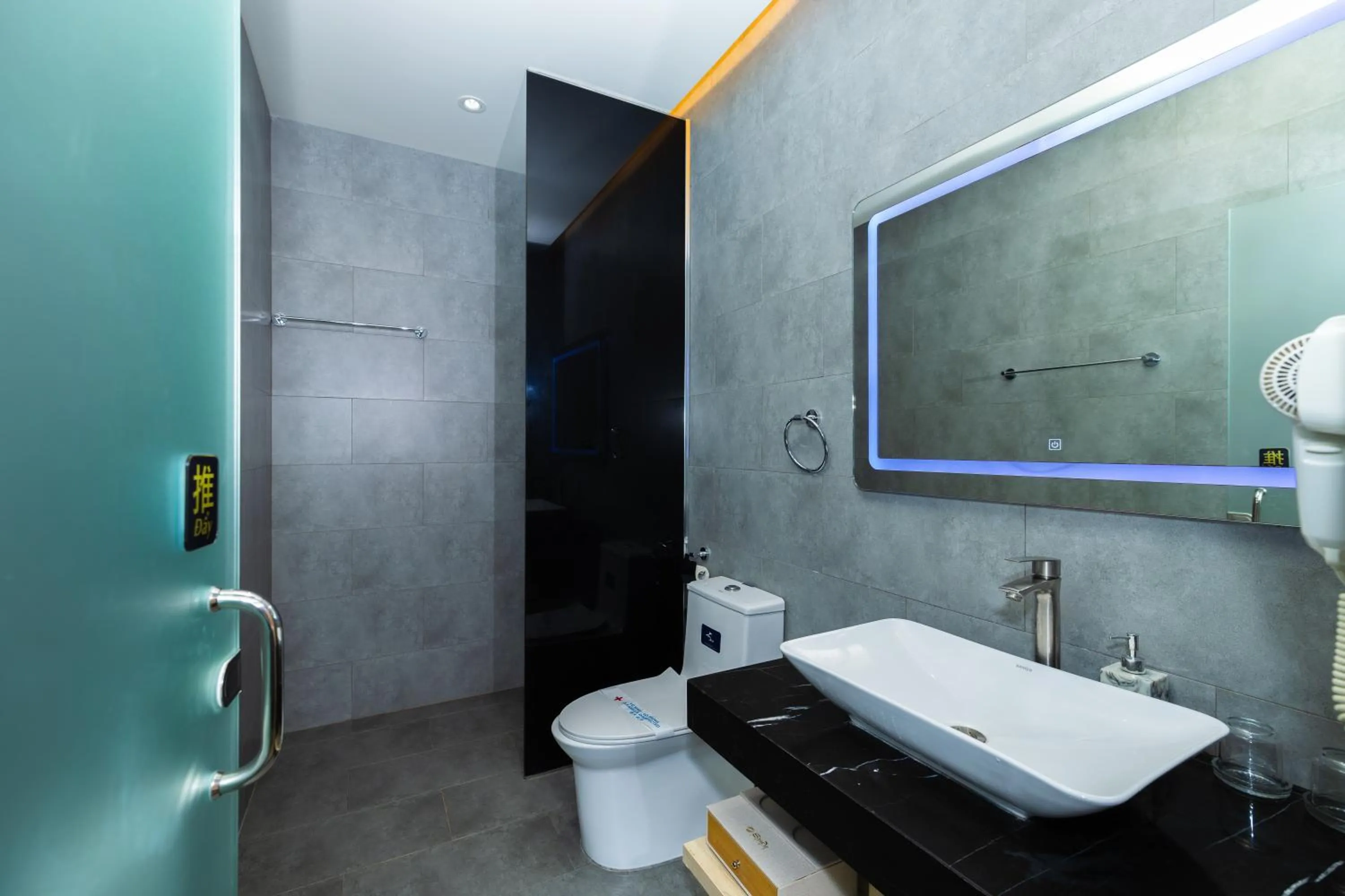Shower in Khách sạn Phước Lộc Thọ 2 - 福禄寿
