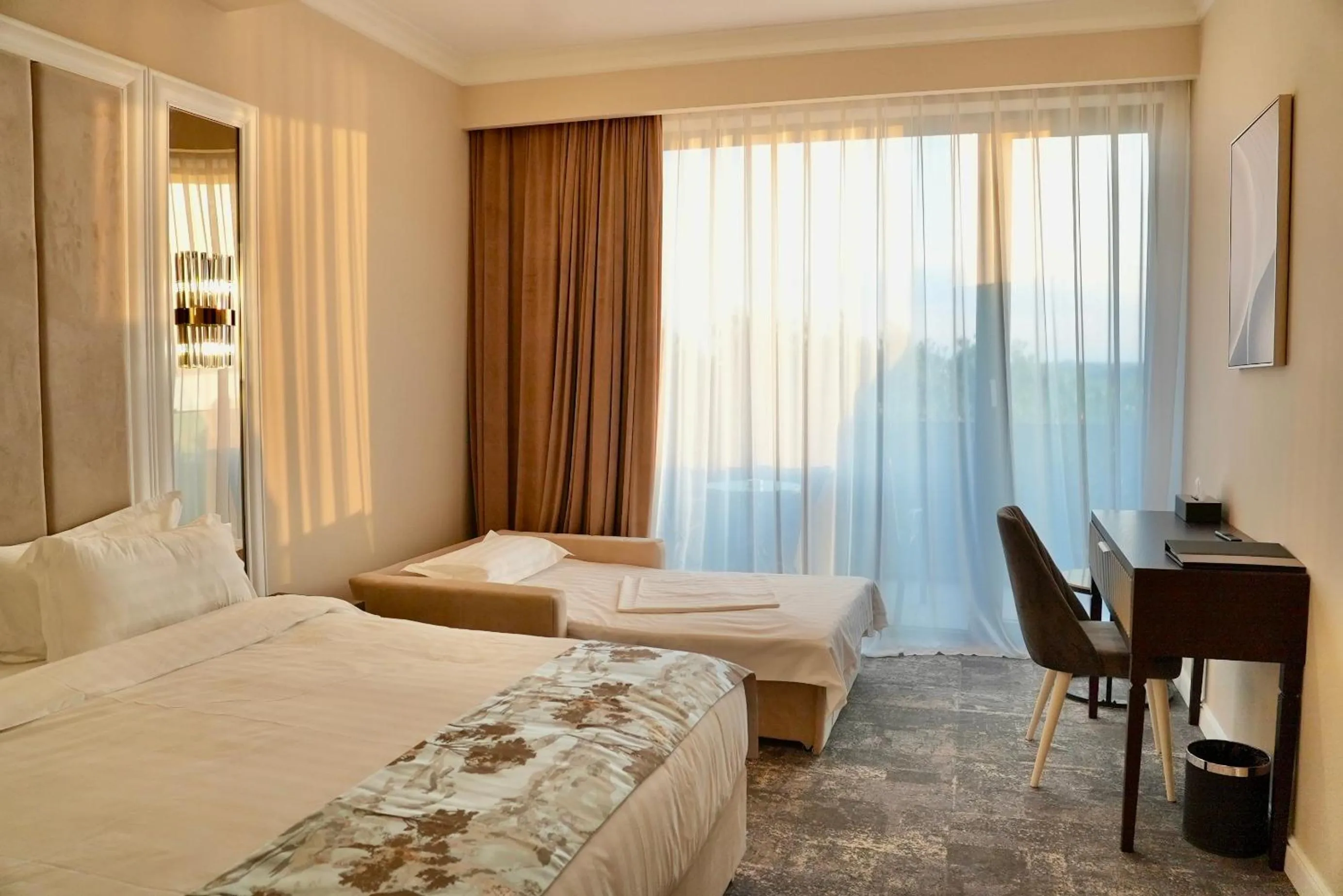 Photo of the whole room, Bed in Panoramic Mamaia Hotel