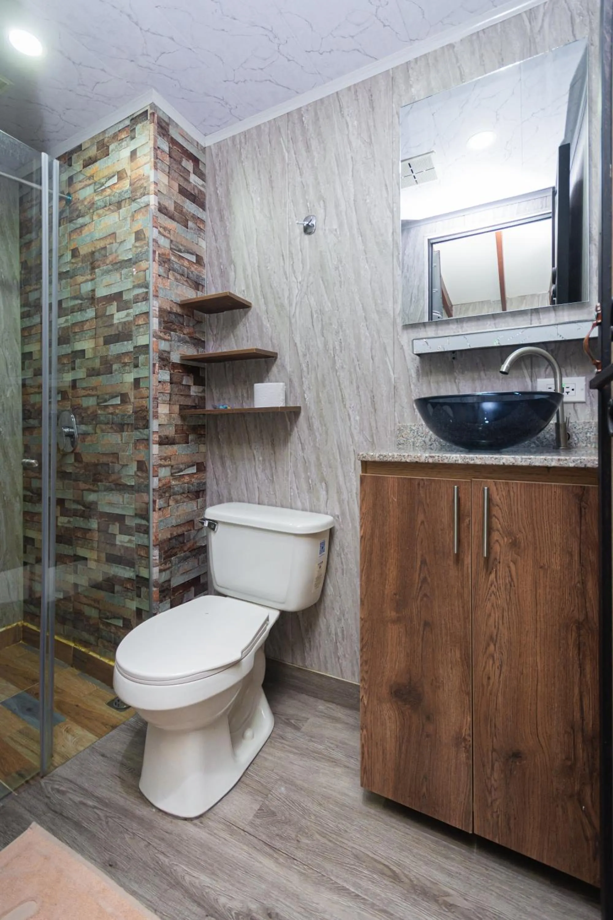 Toilet in Hotel Lares 70 Laureles