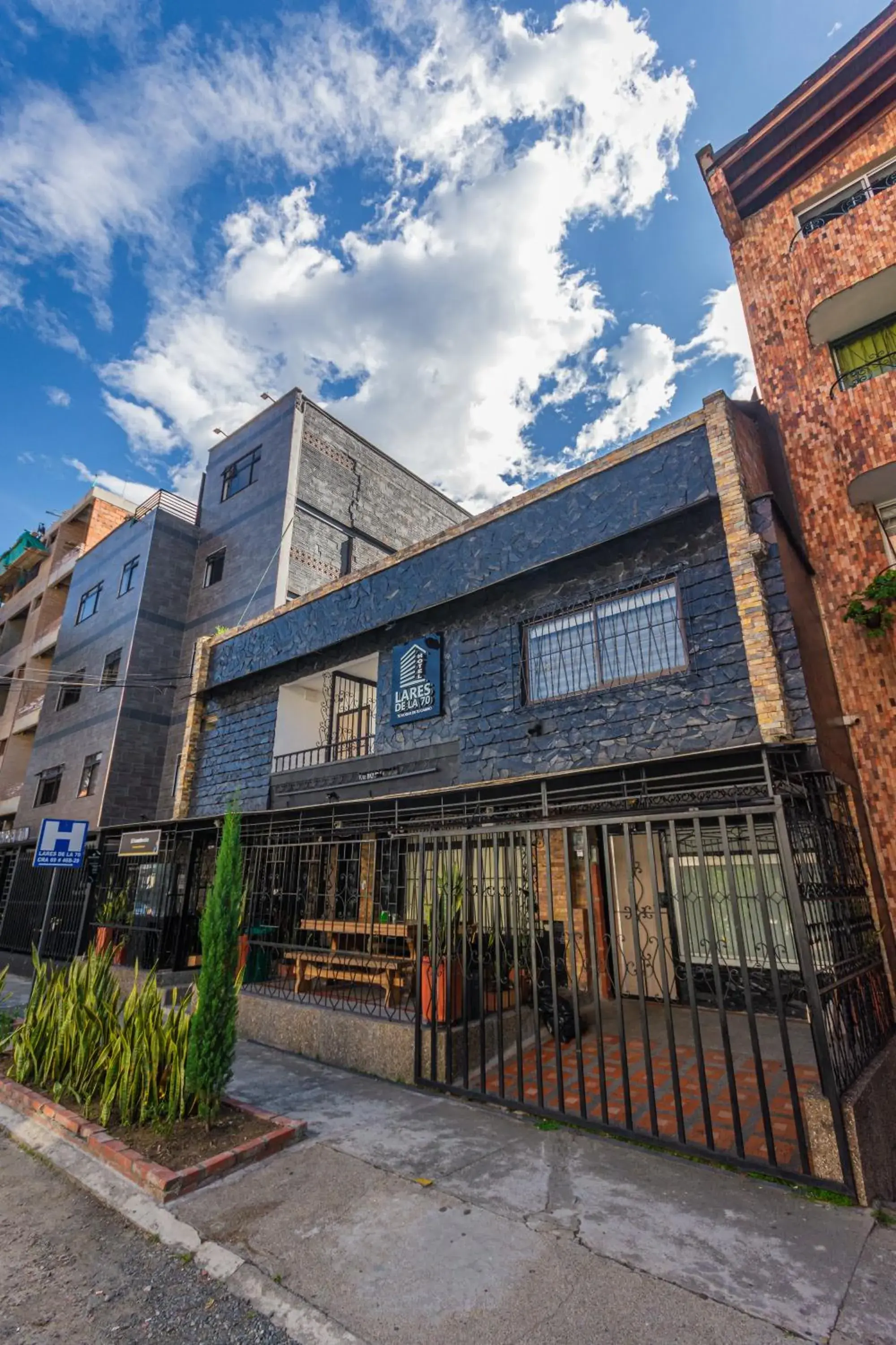 Property building in Hotel Lares 70 Laureles Property building in Hotel Lares 70 Laureles