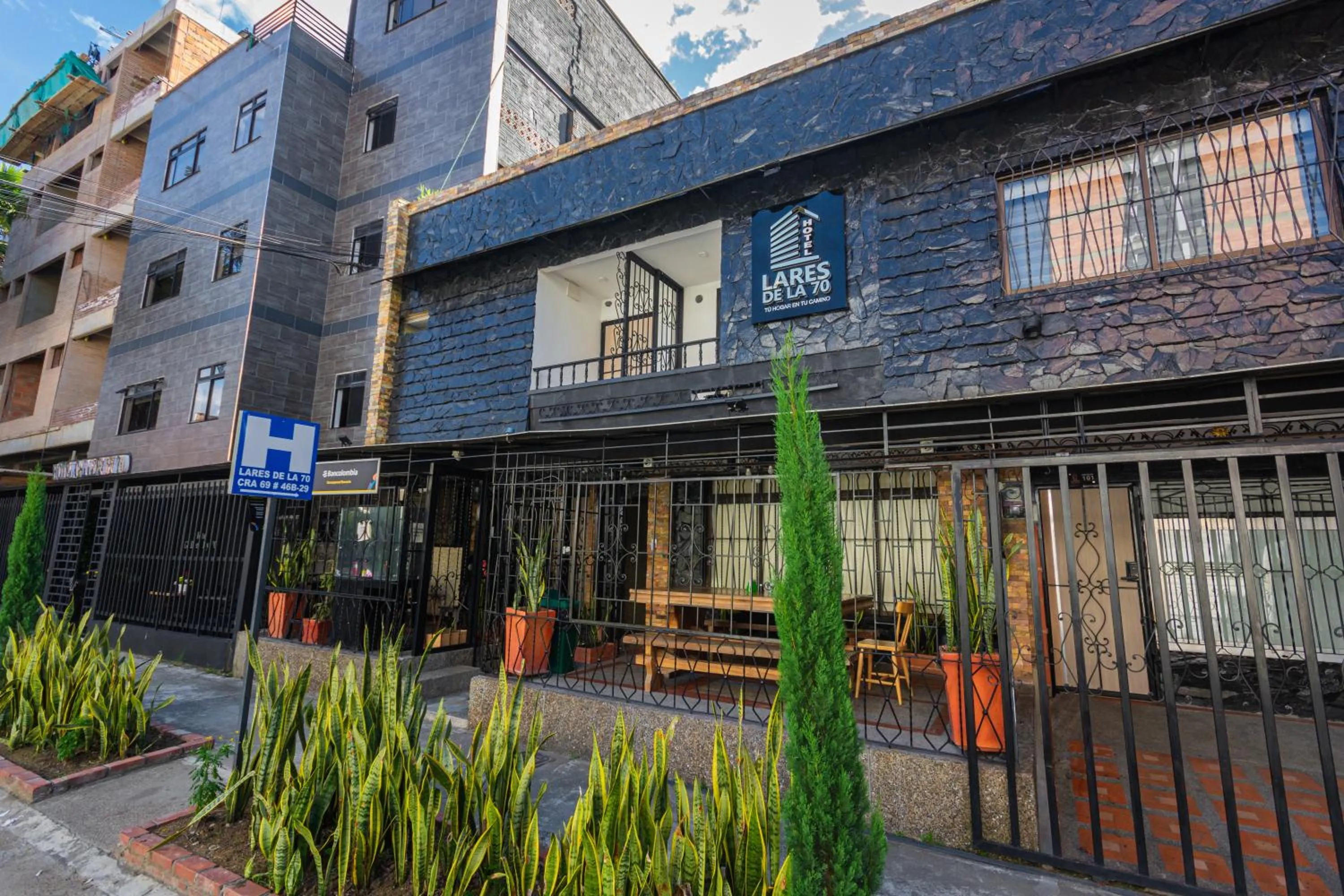 Property building in Hotel Lares 70 Laureles